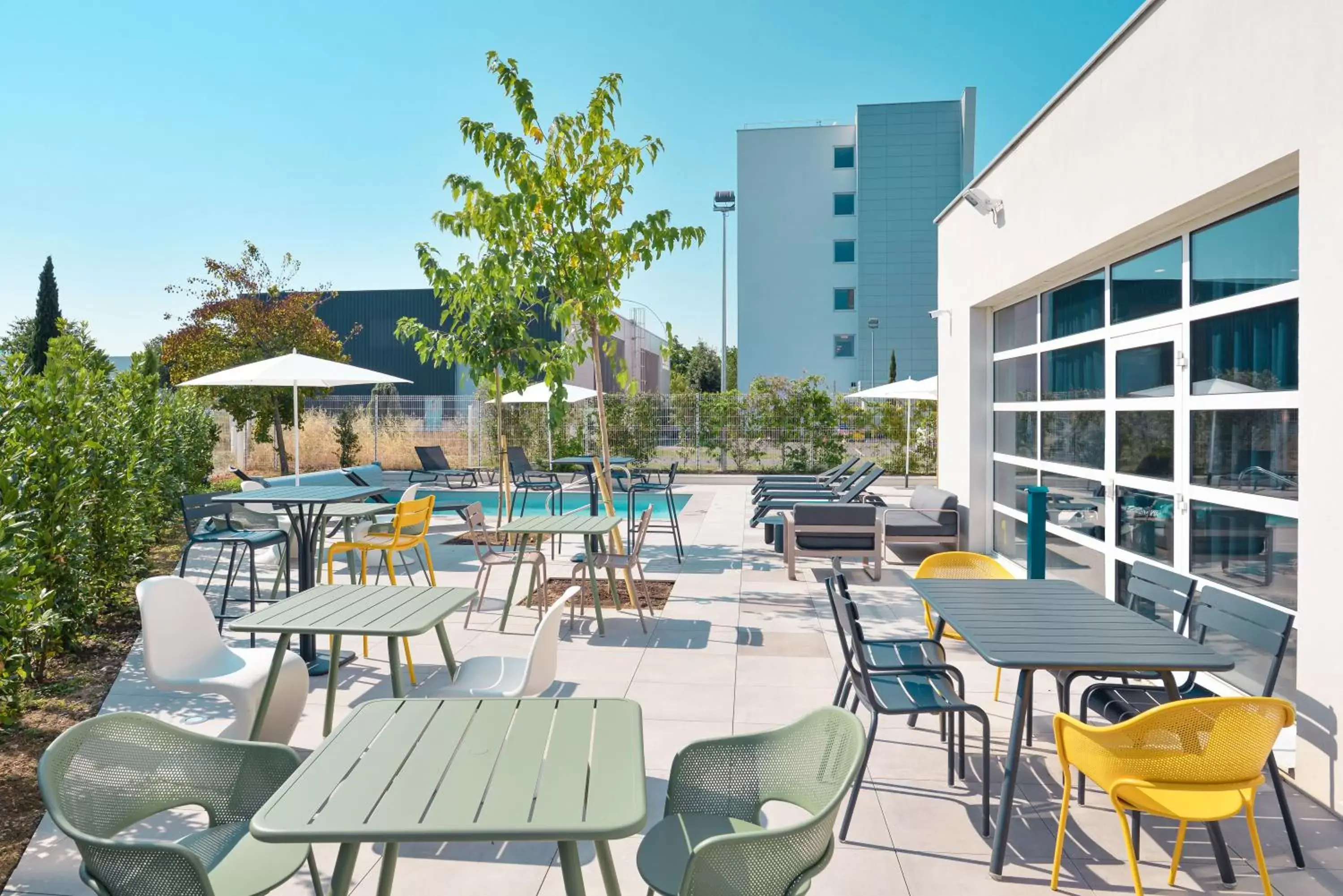 Patio in ibis Styles Lyon Meyzieu Stadium