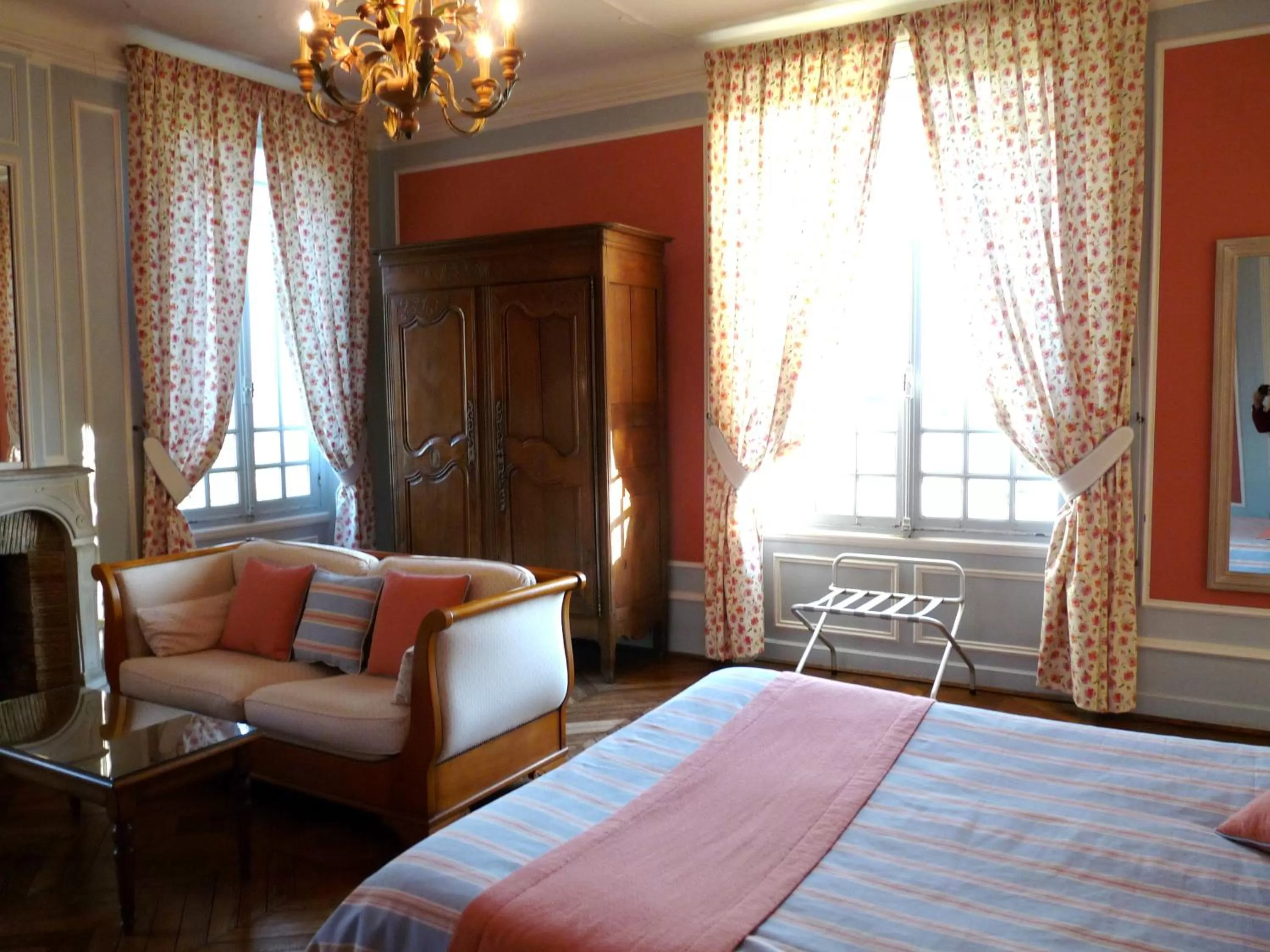 Bed in Château de la Râpée Hôtel restaurant