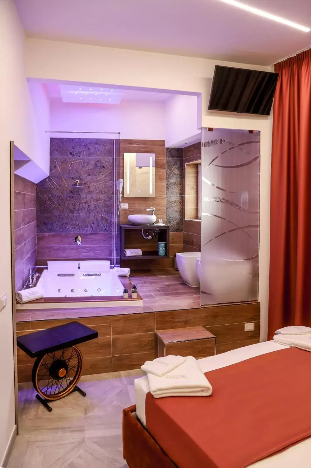 Bed, Bathroom in Twin Towers Naples Luxury