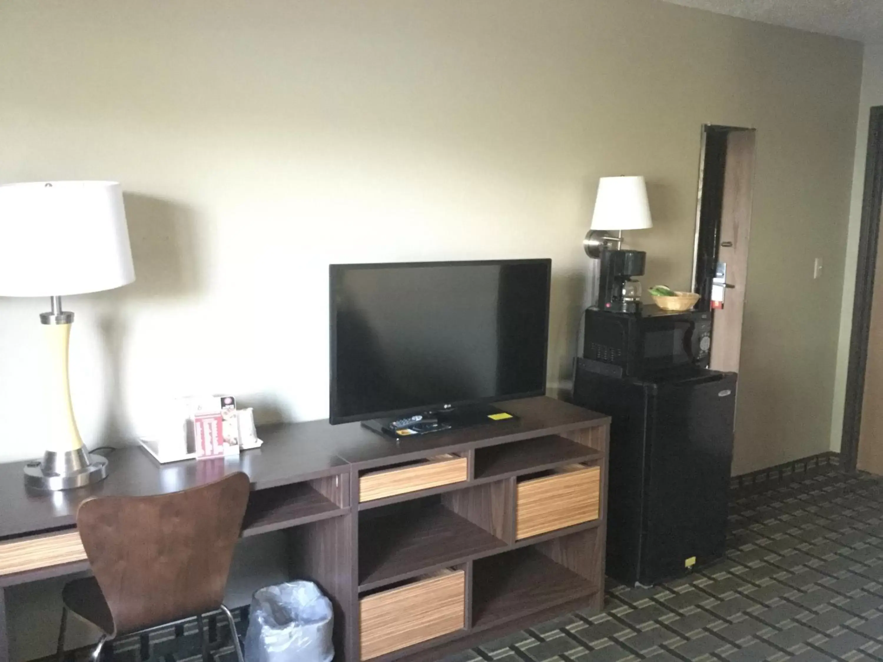 TV/Entertainment Center in Super 8 by Wyndham Youngstown/Austintown