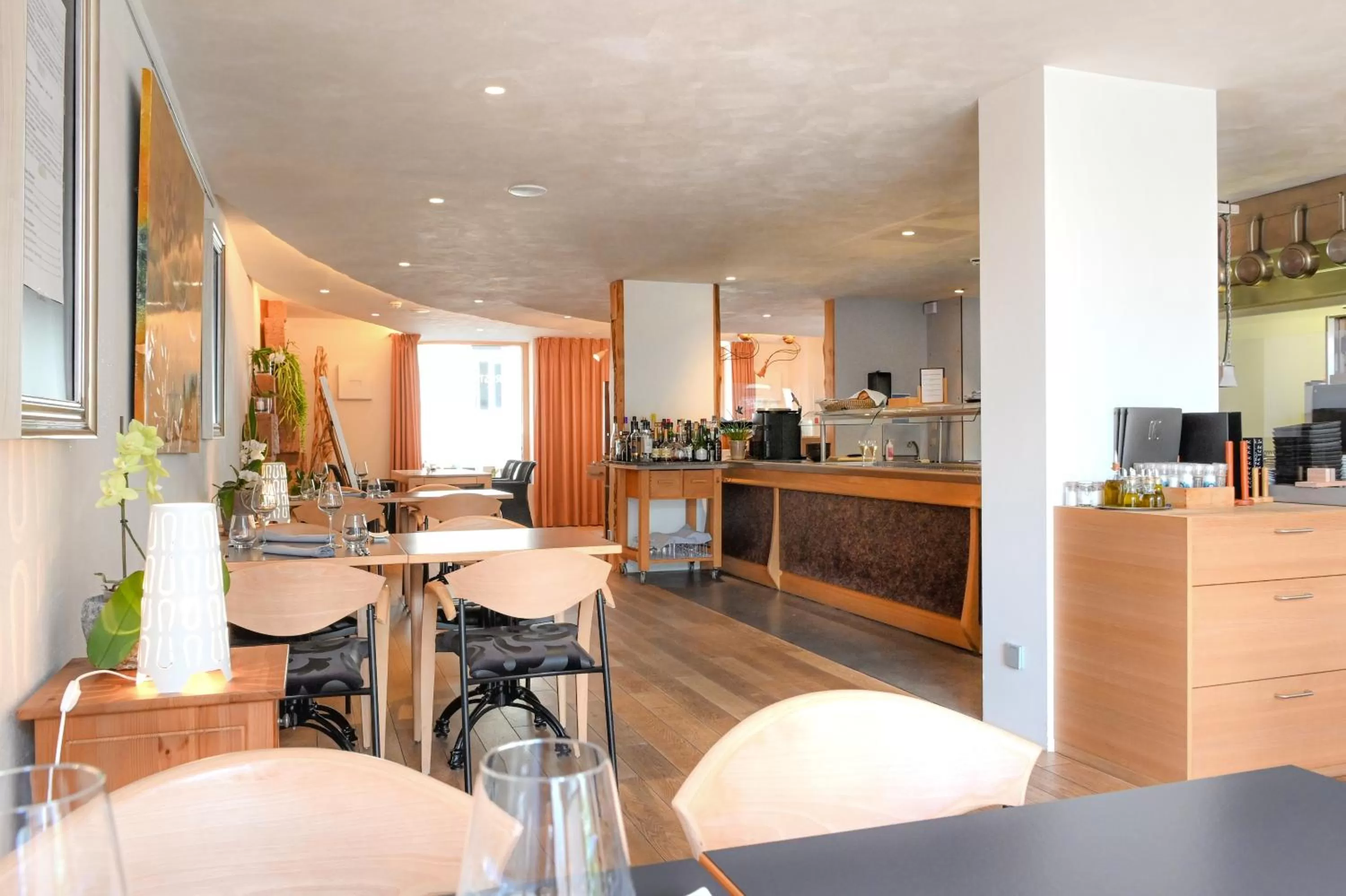 Restaurant/places to eat in Sleepwood Hotel