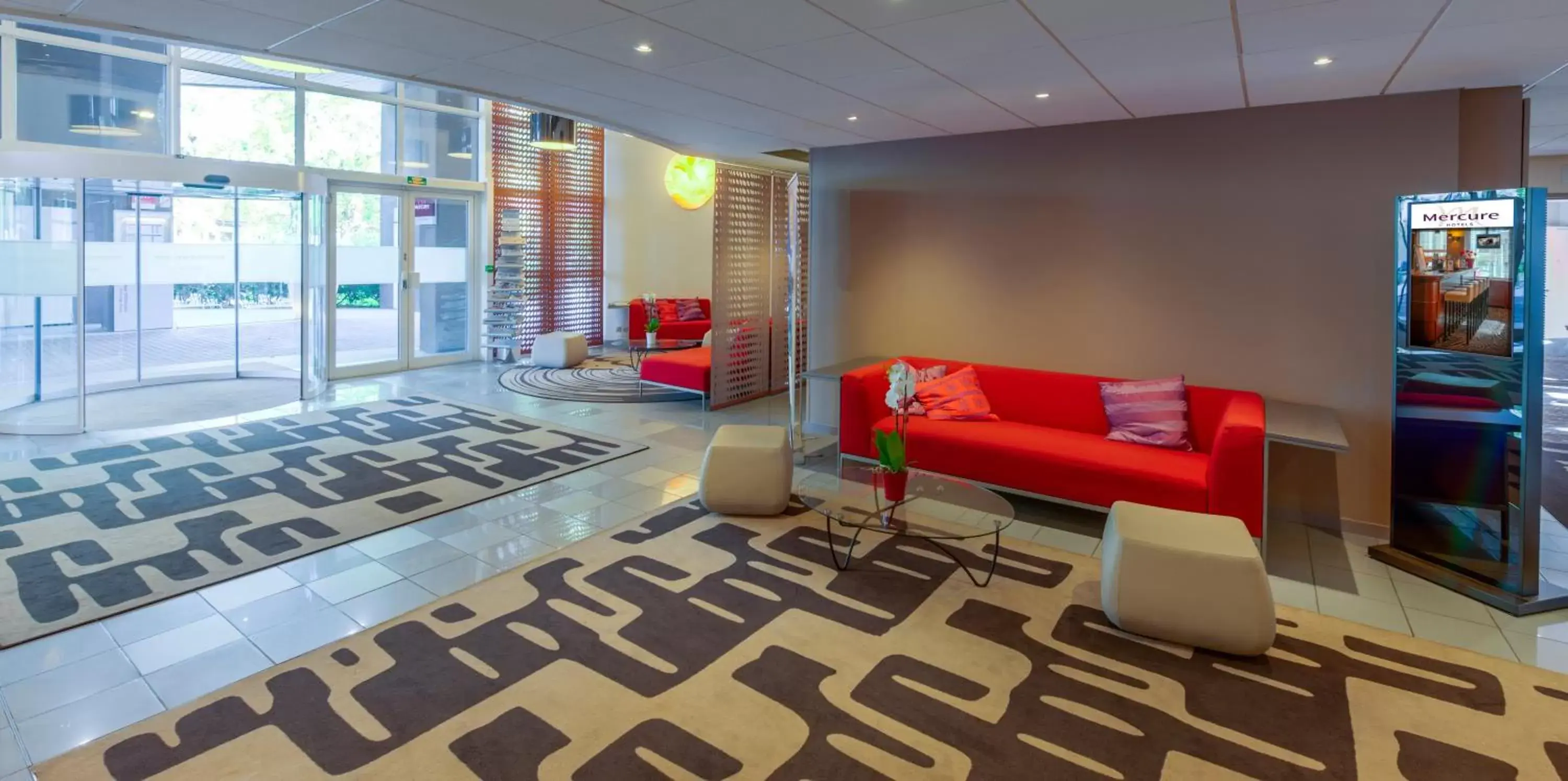 Lobby or reception in Hotel Mercure Grenoble Centre Président