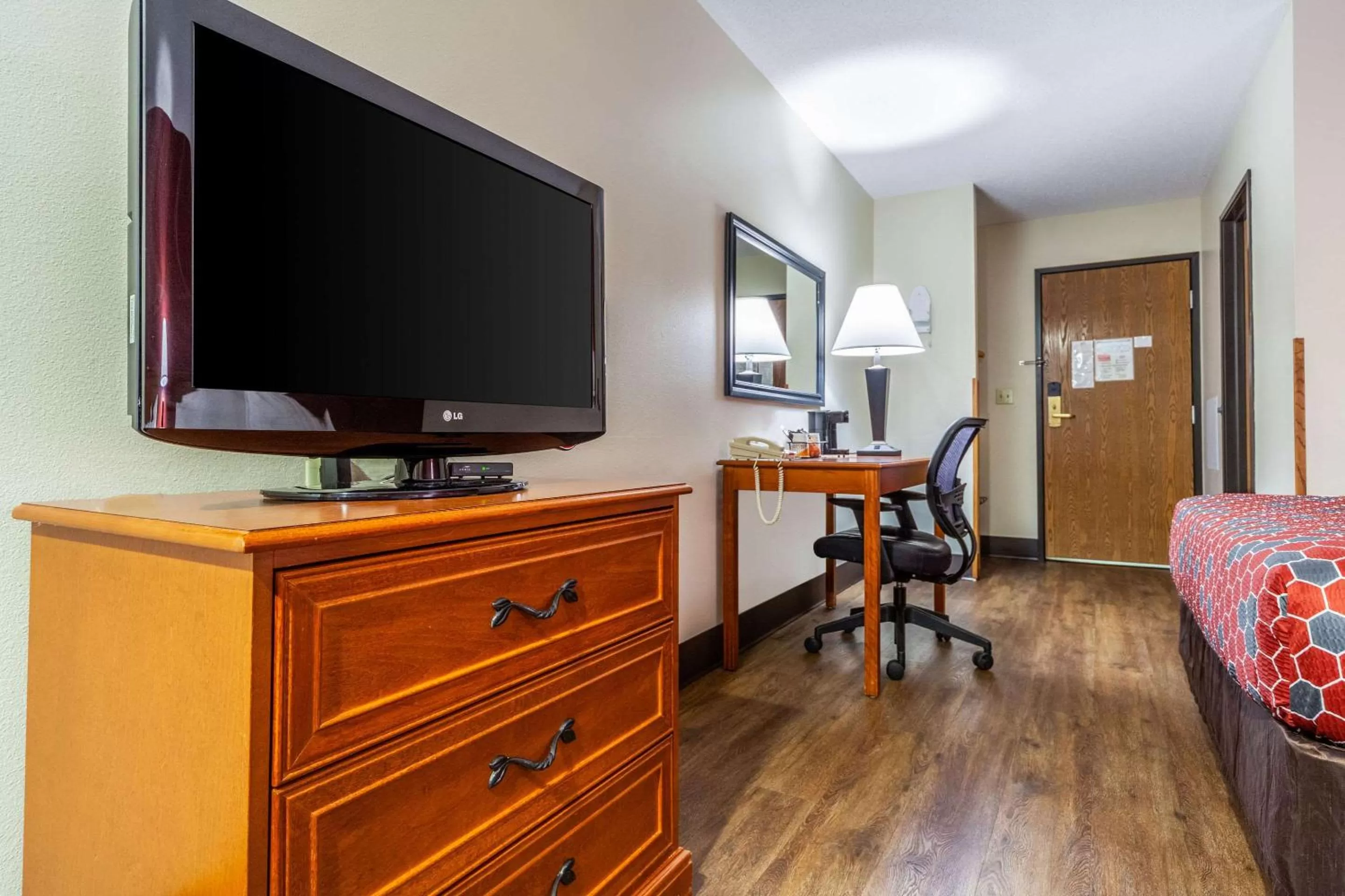 Photo of the whole room in Econo Lodge