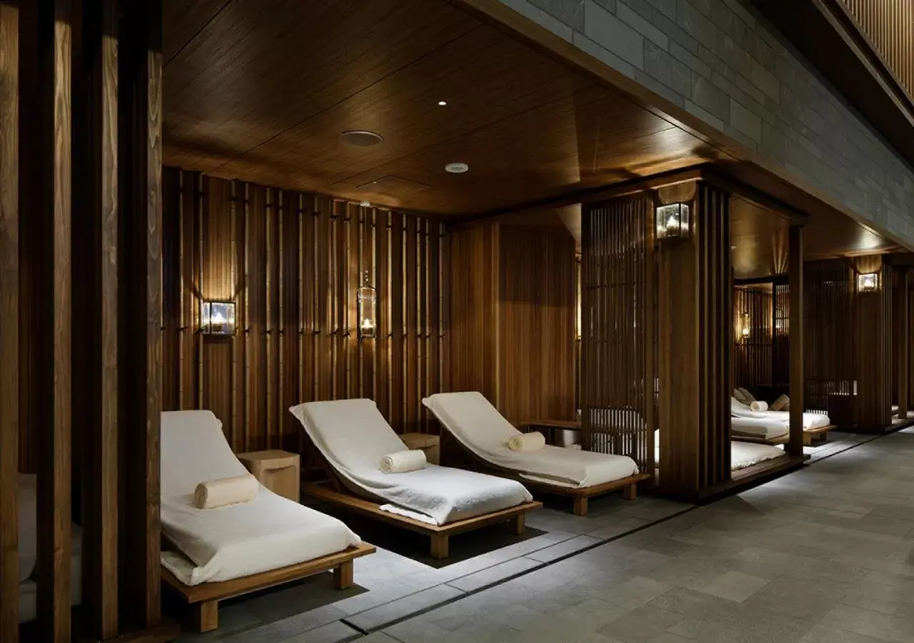 Swimming pool in Four Seasons Hotel Kyoto Swimming pool in Four Seasons Hotel Kyoto