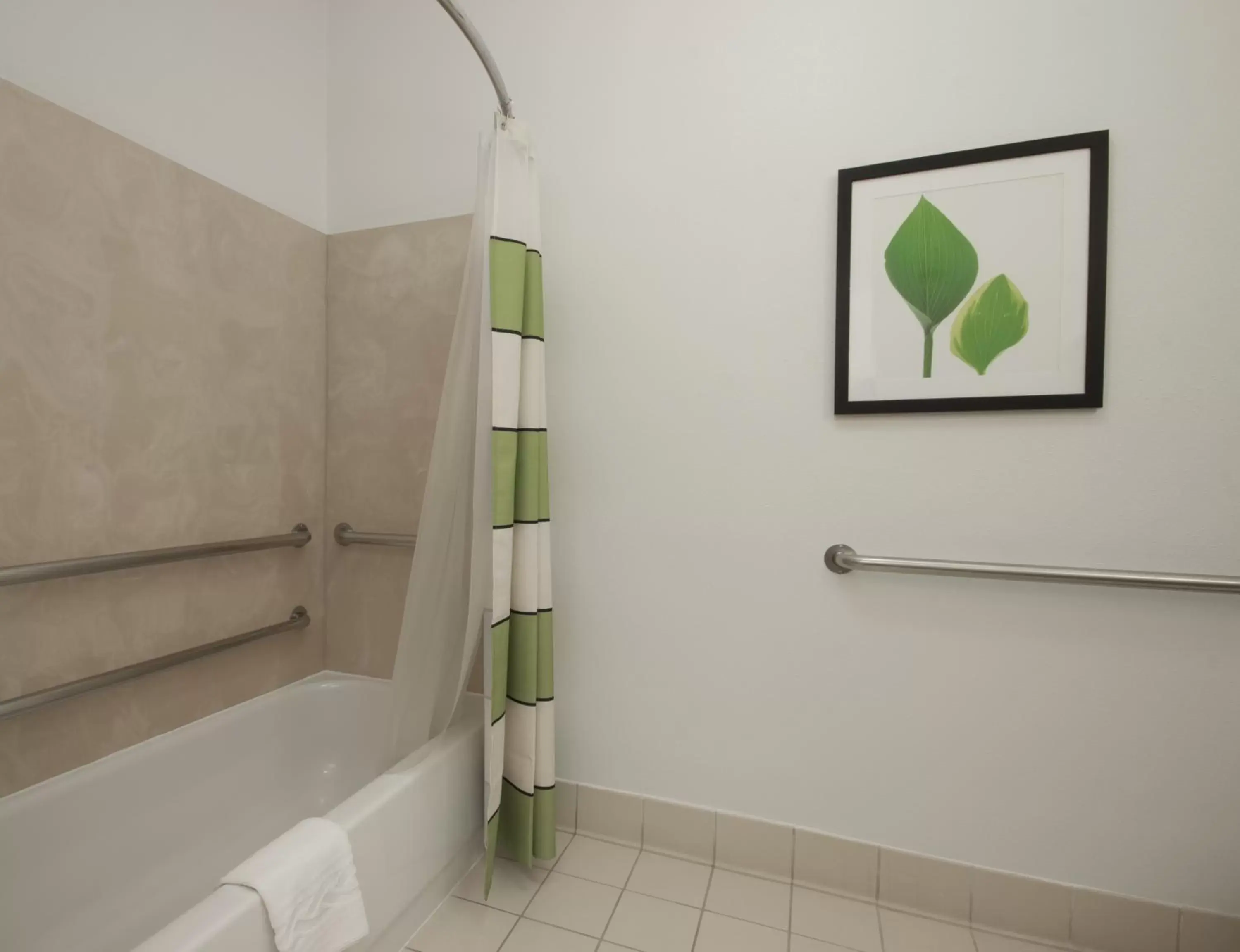 Shower, Bathroom in Wingate by Wyndham Gurnee