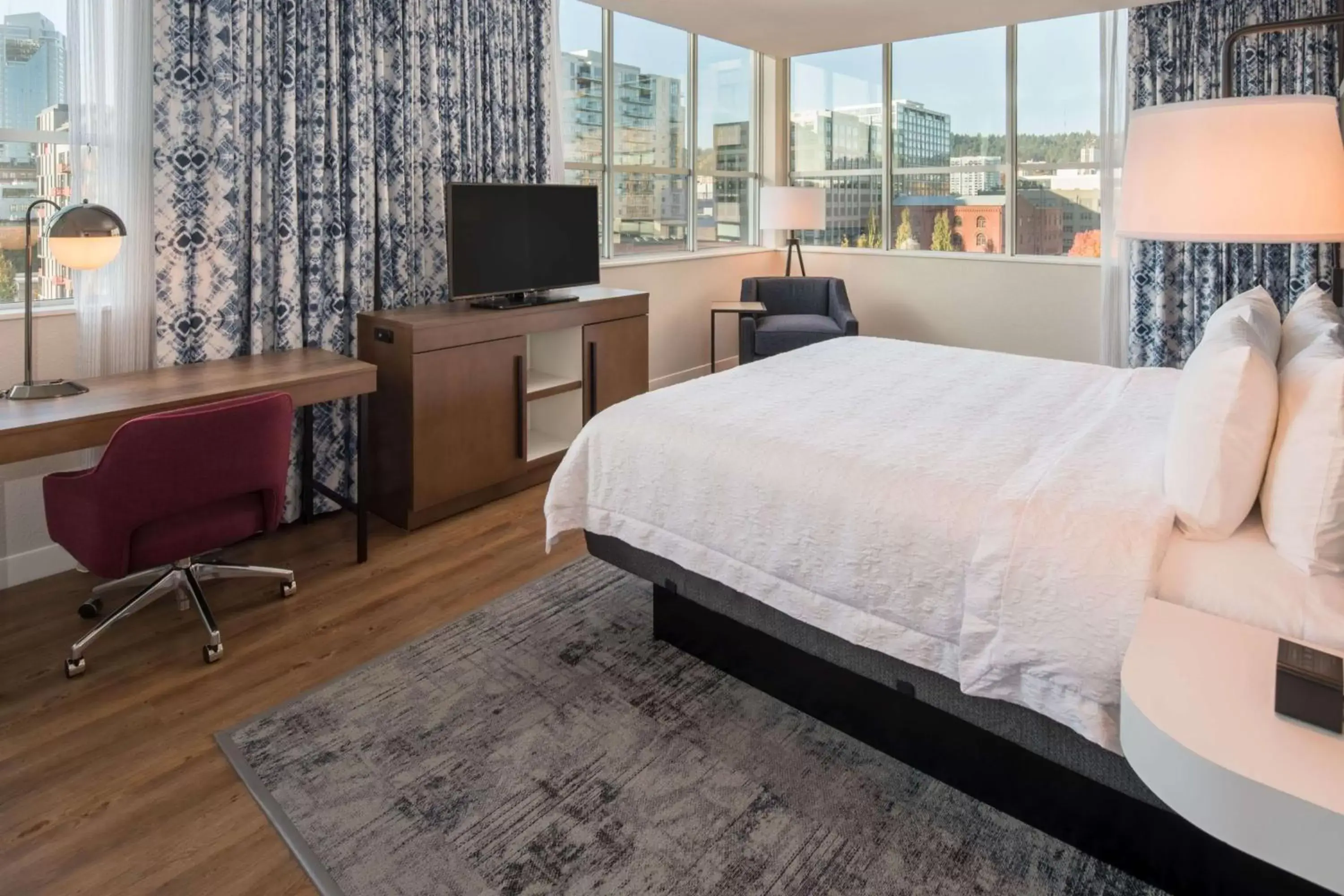 Bedroom, TV/Entertainment Center in Hampton Inn And Suites By Hilton Portland-Pearl District