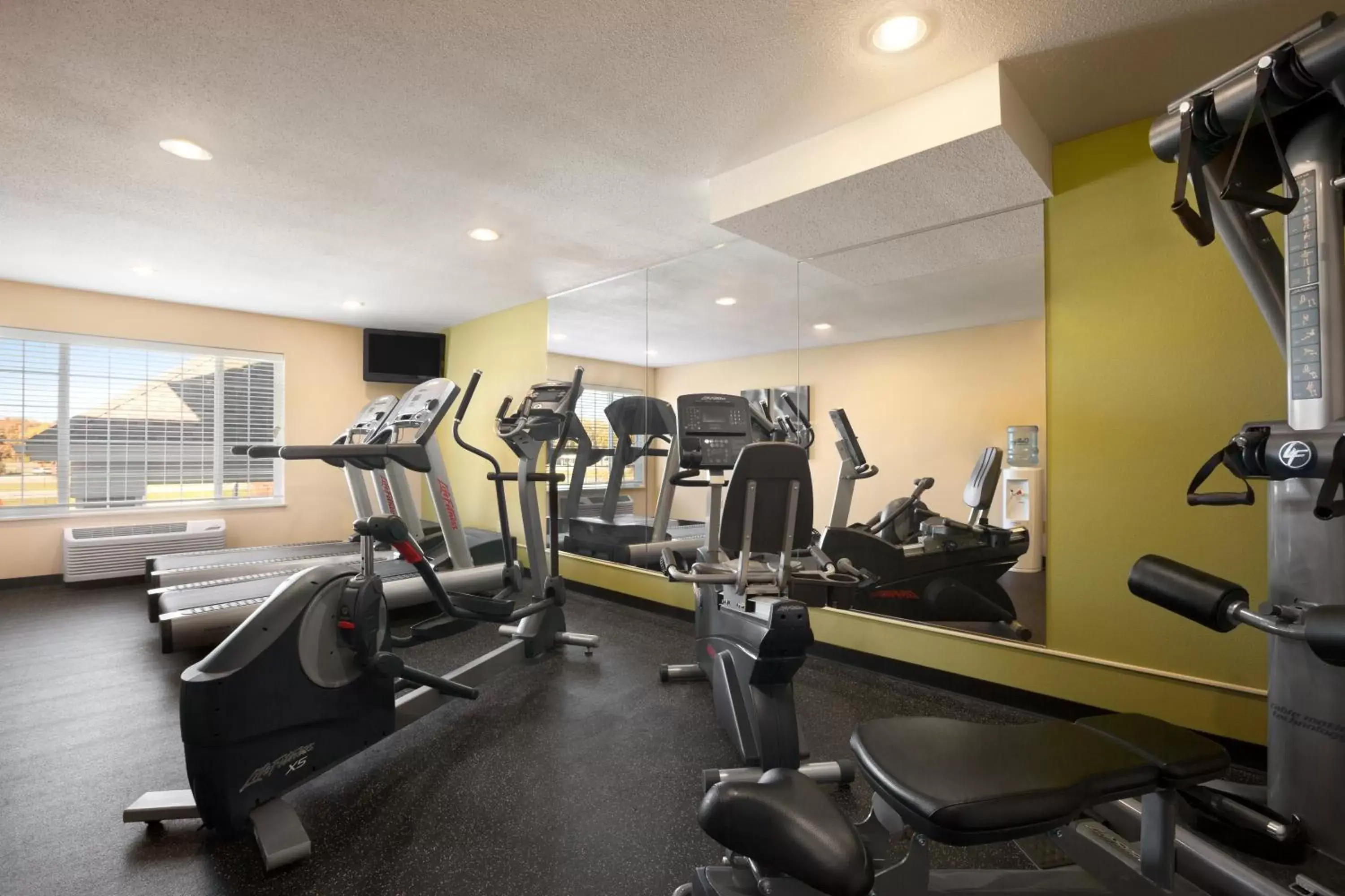 Fitness centre/facilities, Fitness Center/Facilities in Country Inn & Suites by Radisson, Albert Lea, MN