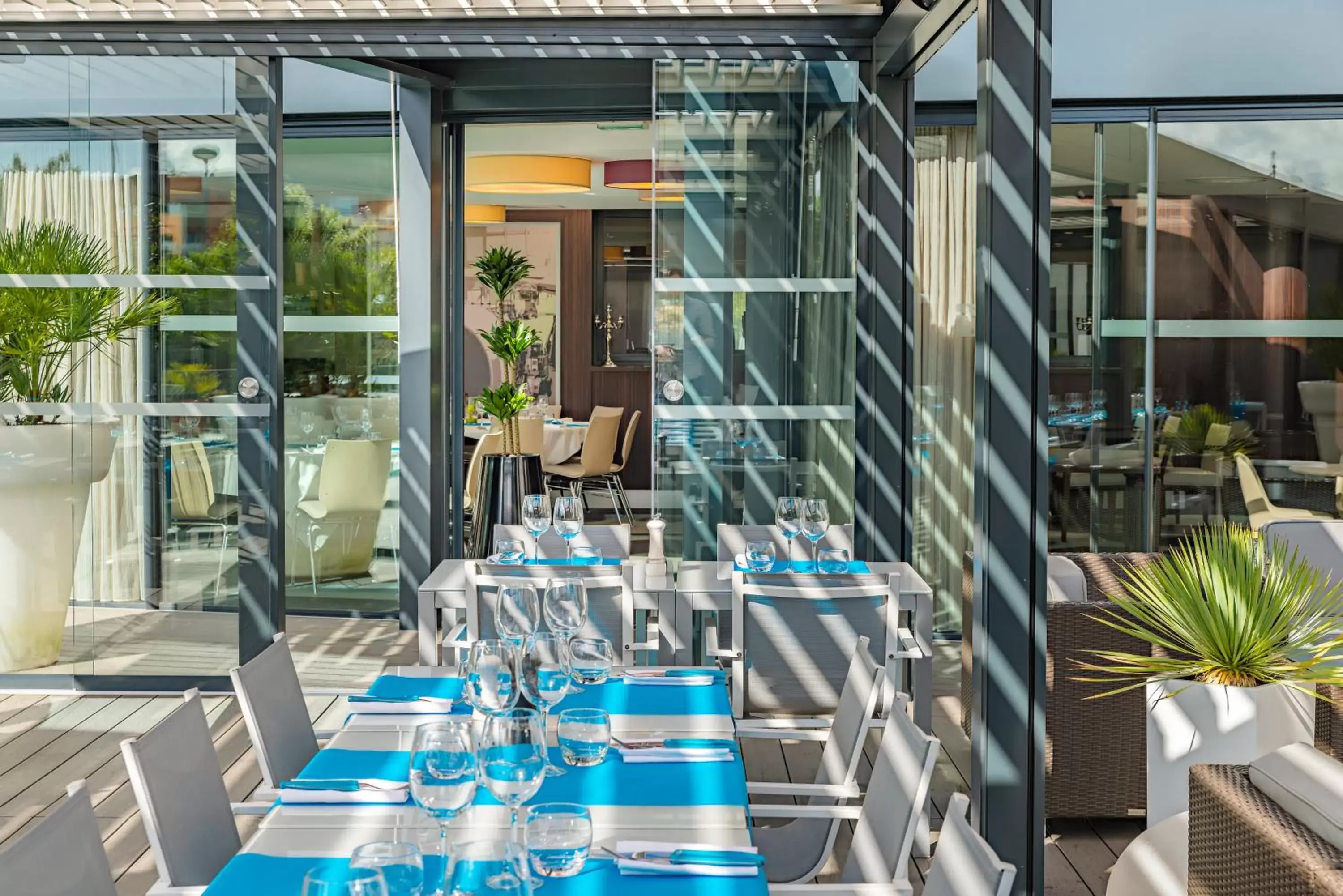 Restaurant/places to eat, Pool View in Holiday Inn Toulouse Airport, an IHG Hotel