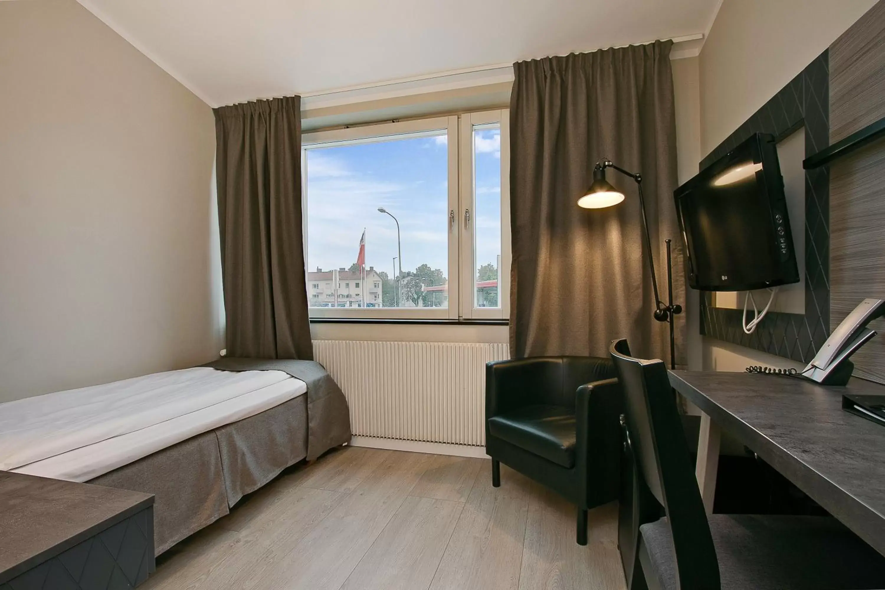 Bedroom, TV/Entertainment Center in First Hotel Brommaplan
