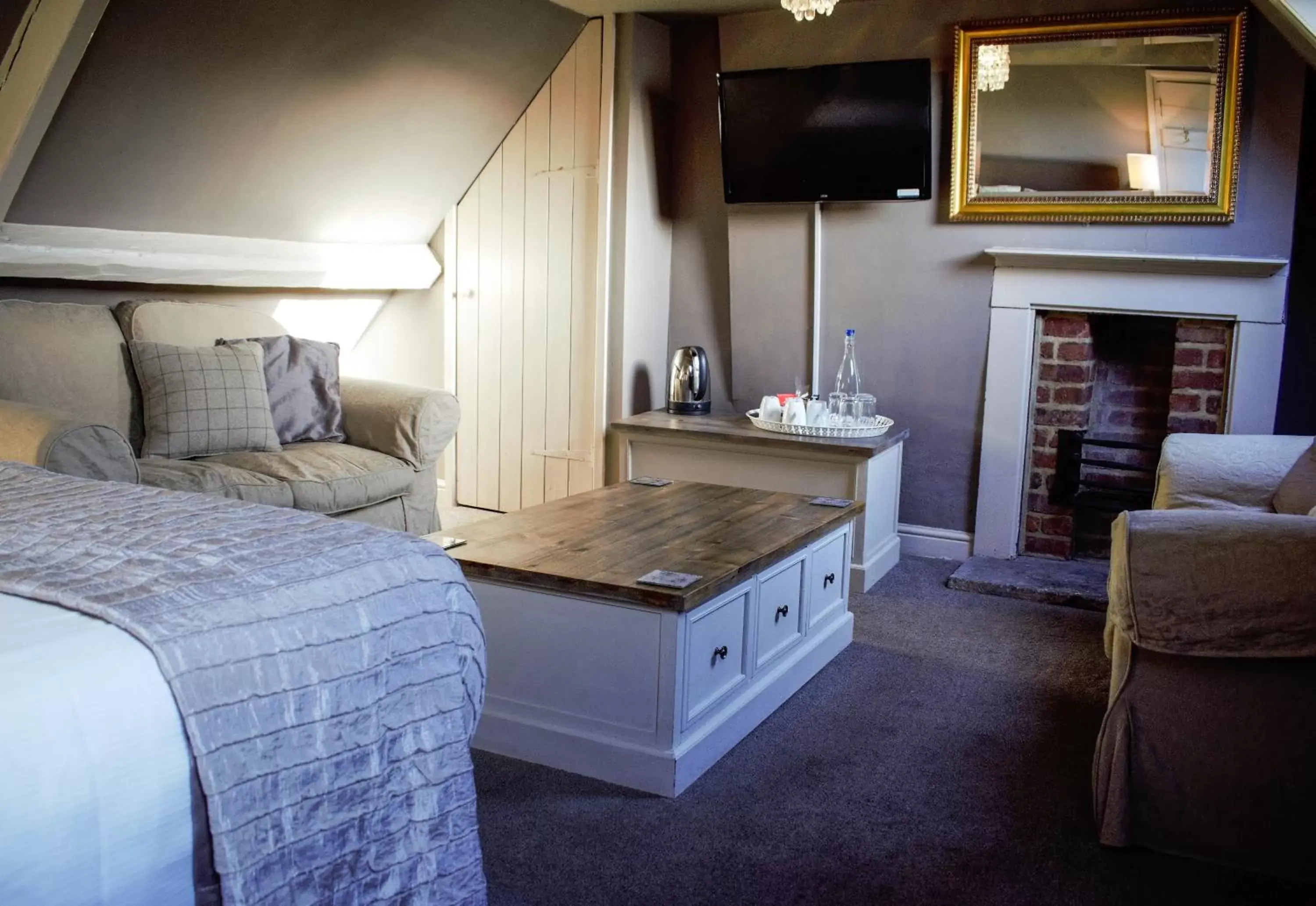 Bed, TV/Entertainment Center in White Horse & Griffin