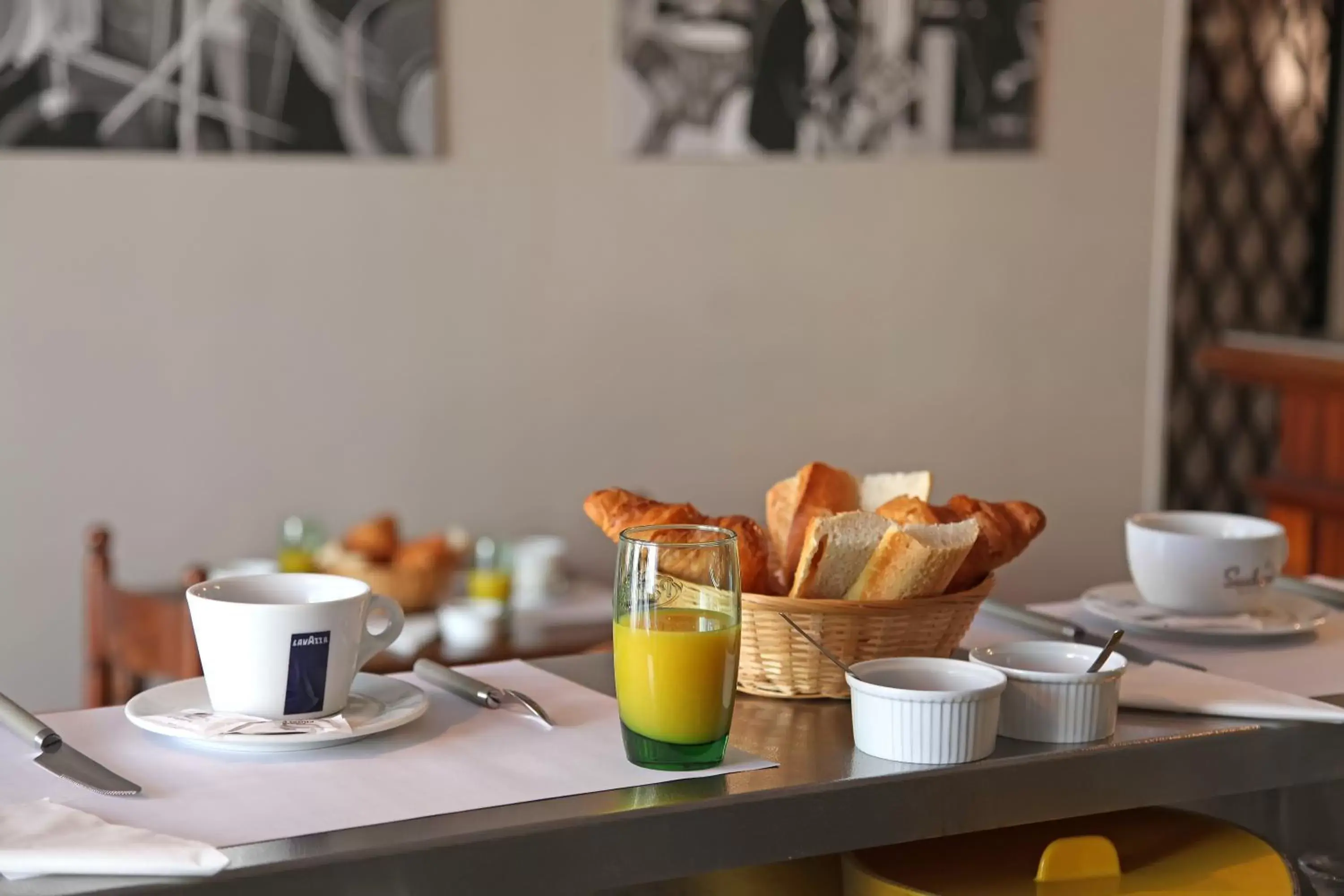Lounge or bar, Breakfast in Hotel Le Rochegude