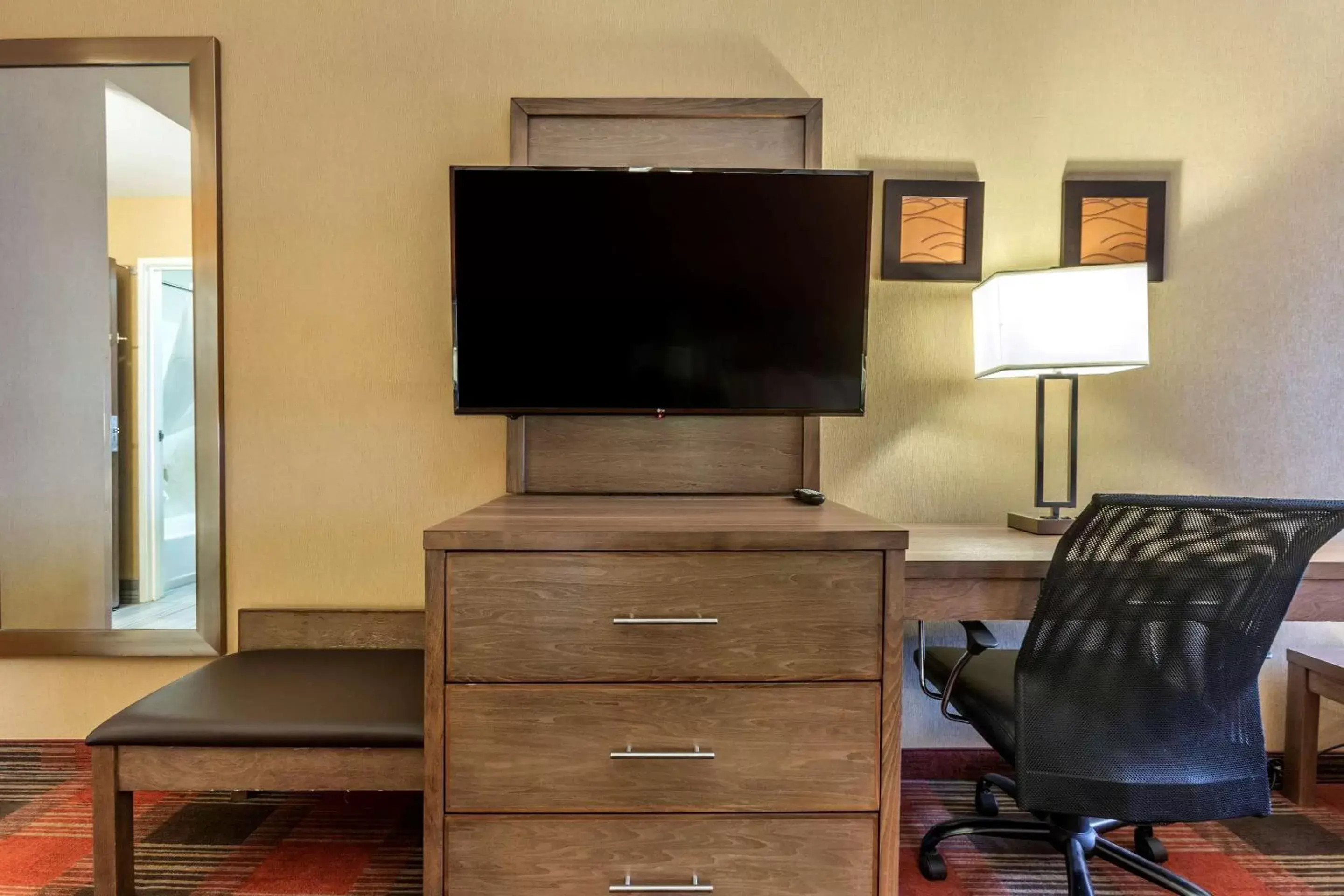 Photo of the whole room, TV/Entertainment Center in Comfort Inn Lucky Lane