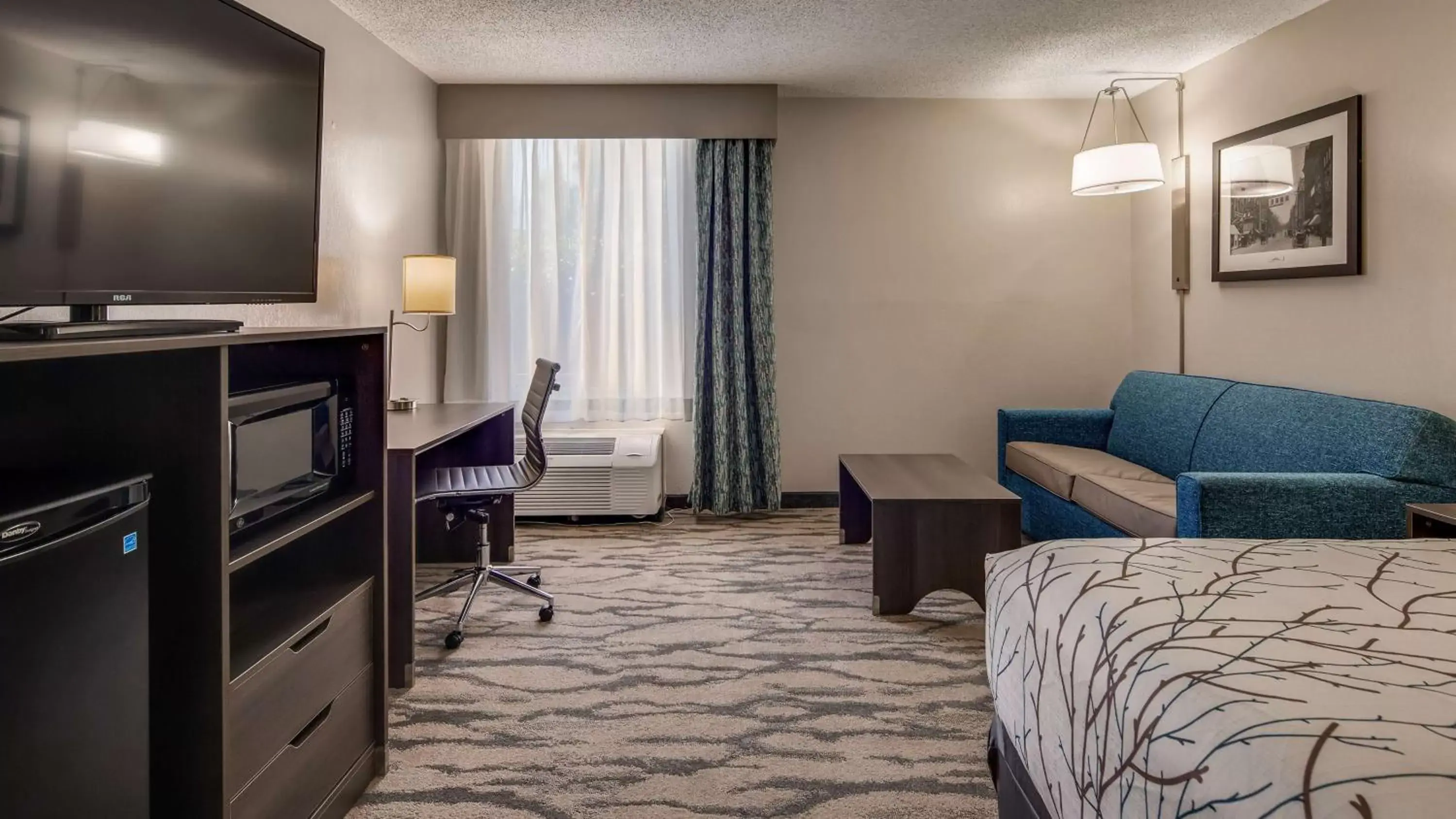 TV and multimedia, Seating Area in Best Western Plus Knoxville Cedar Bluff