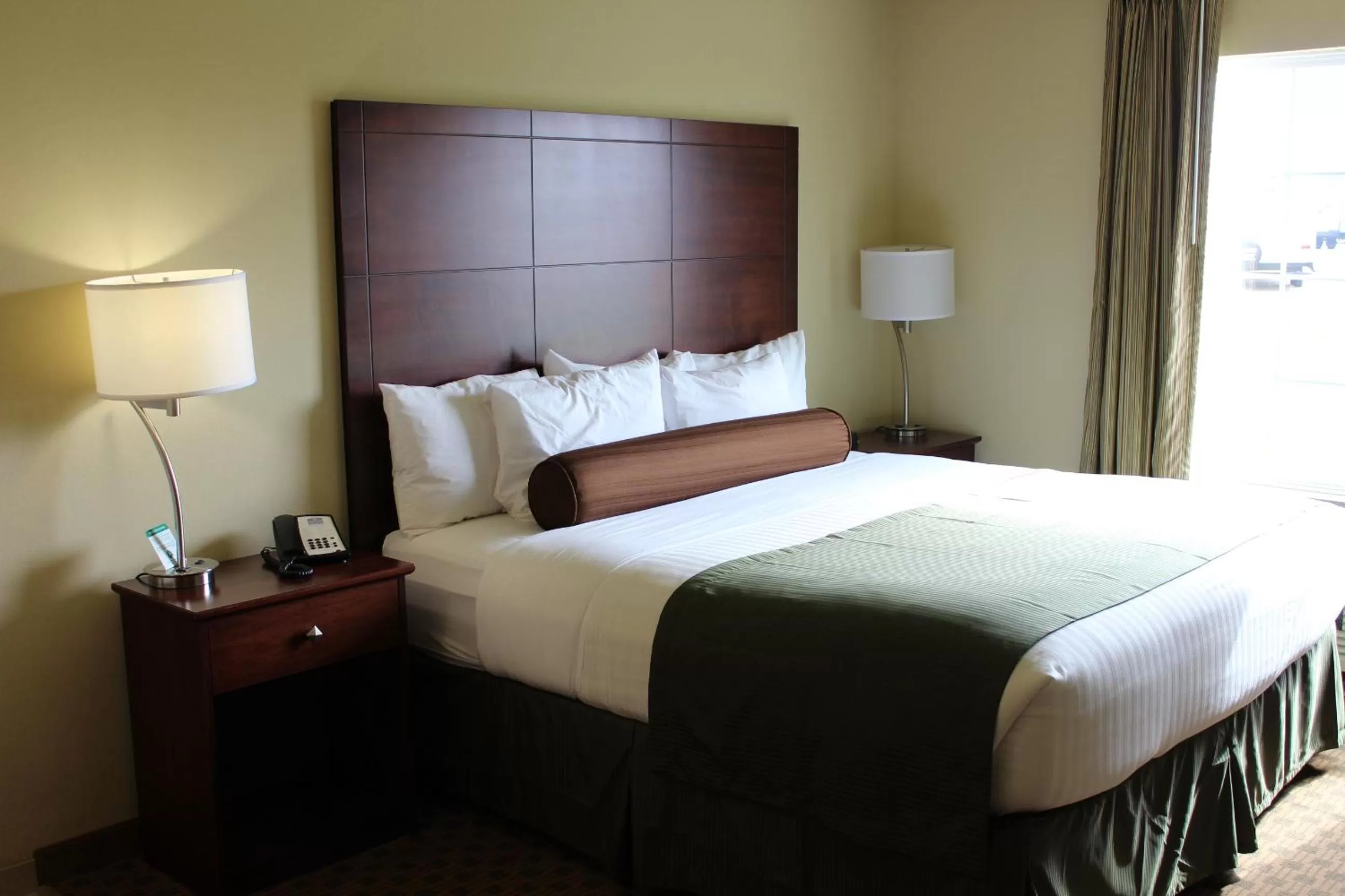 Bed in Cobblestone Inn & Suites - Rugby