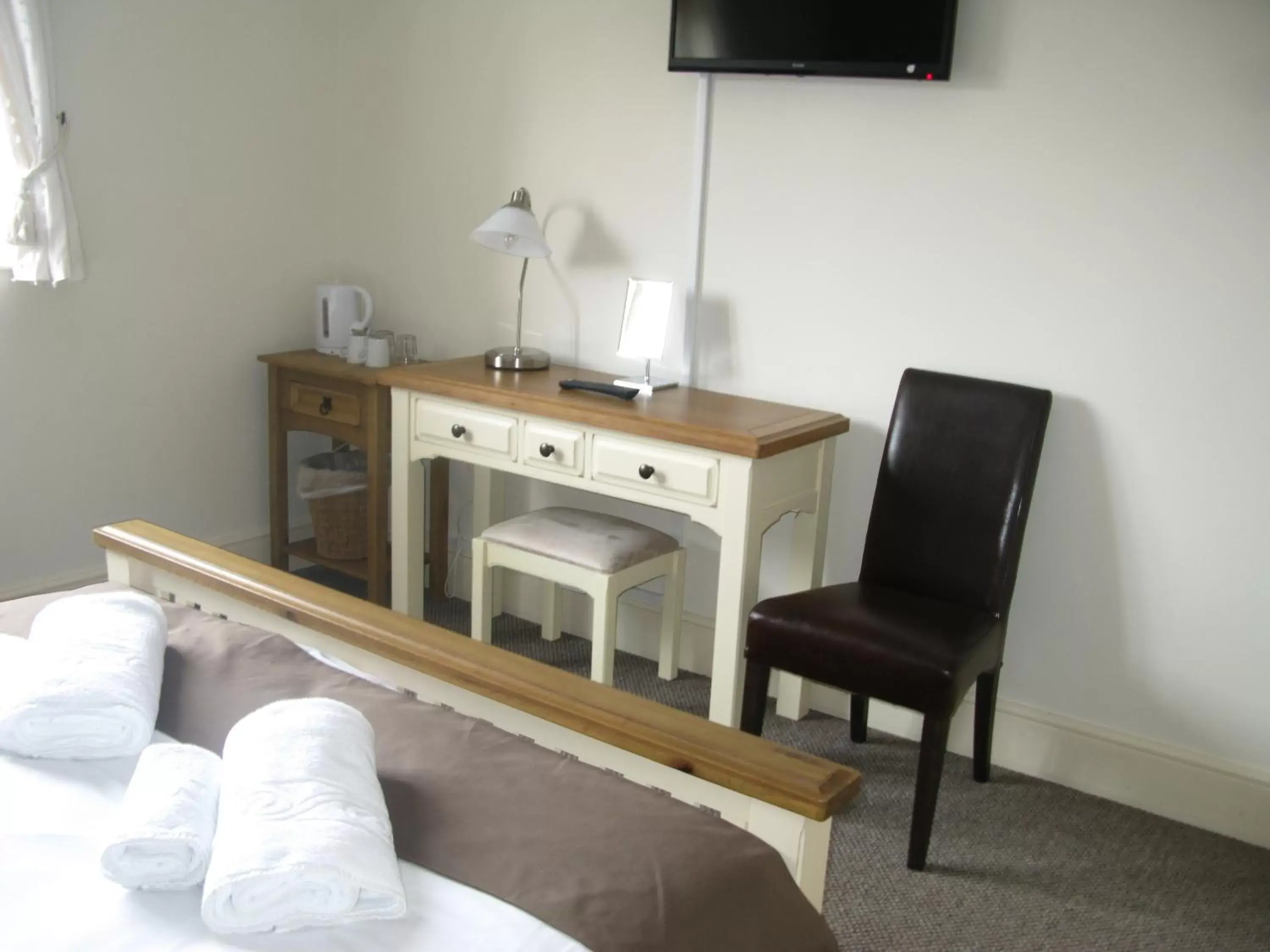 Bedroom, TV/Entertainment Center in The Chequers Inn