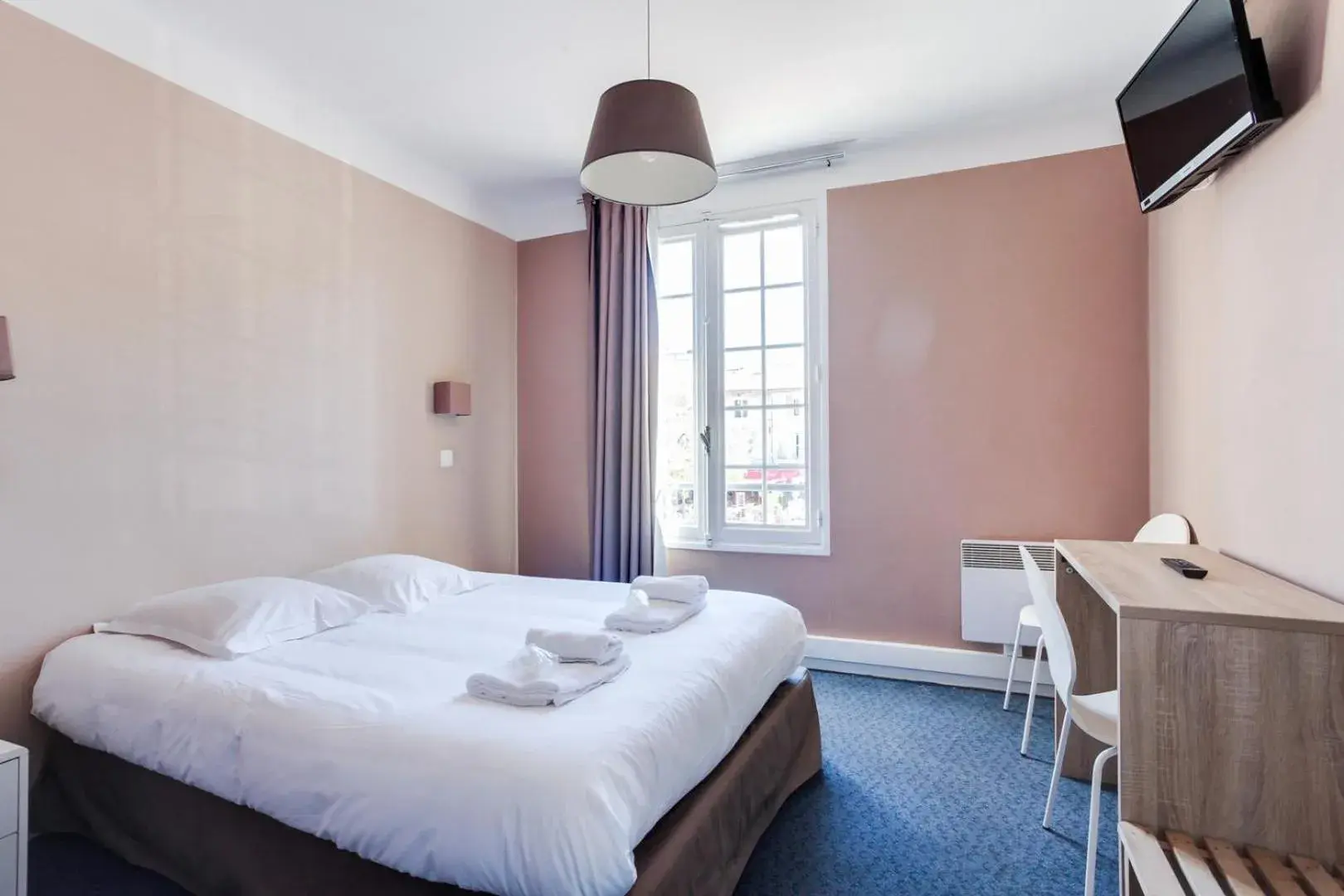 Photo of the whole room, Bed in Hôtel-Restaurant Le Blueberry