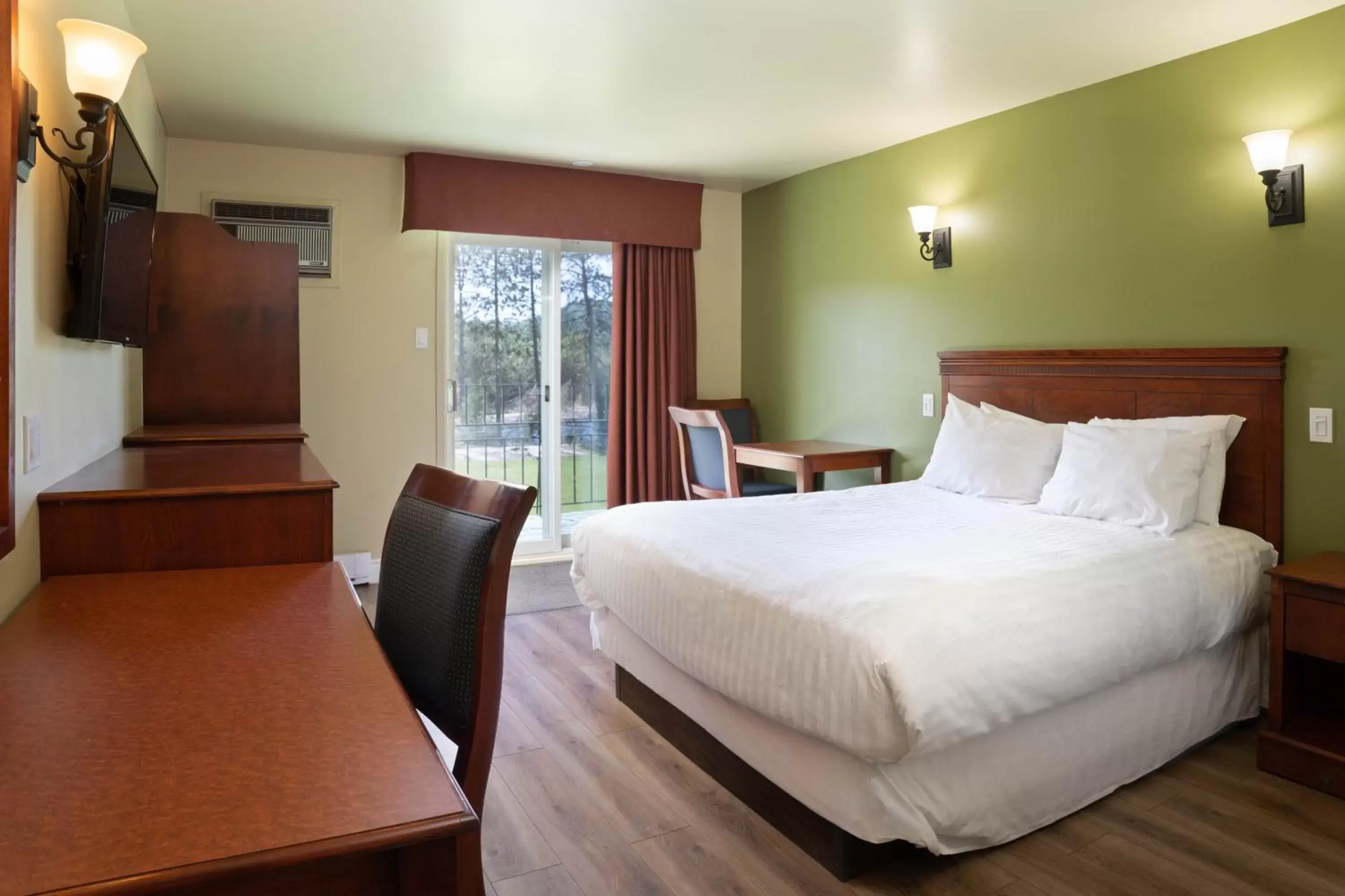 Photo of the whole room, Bed in Hôtel Marineau Mattawin