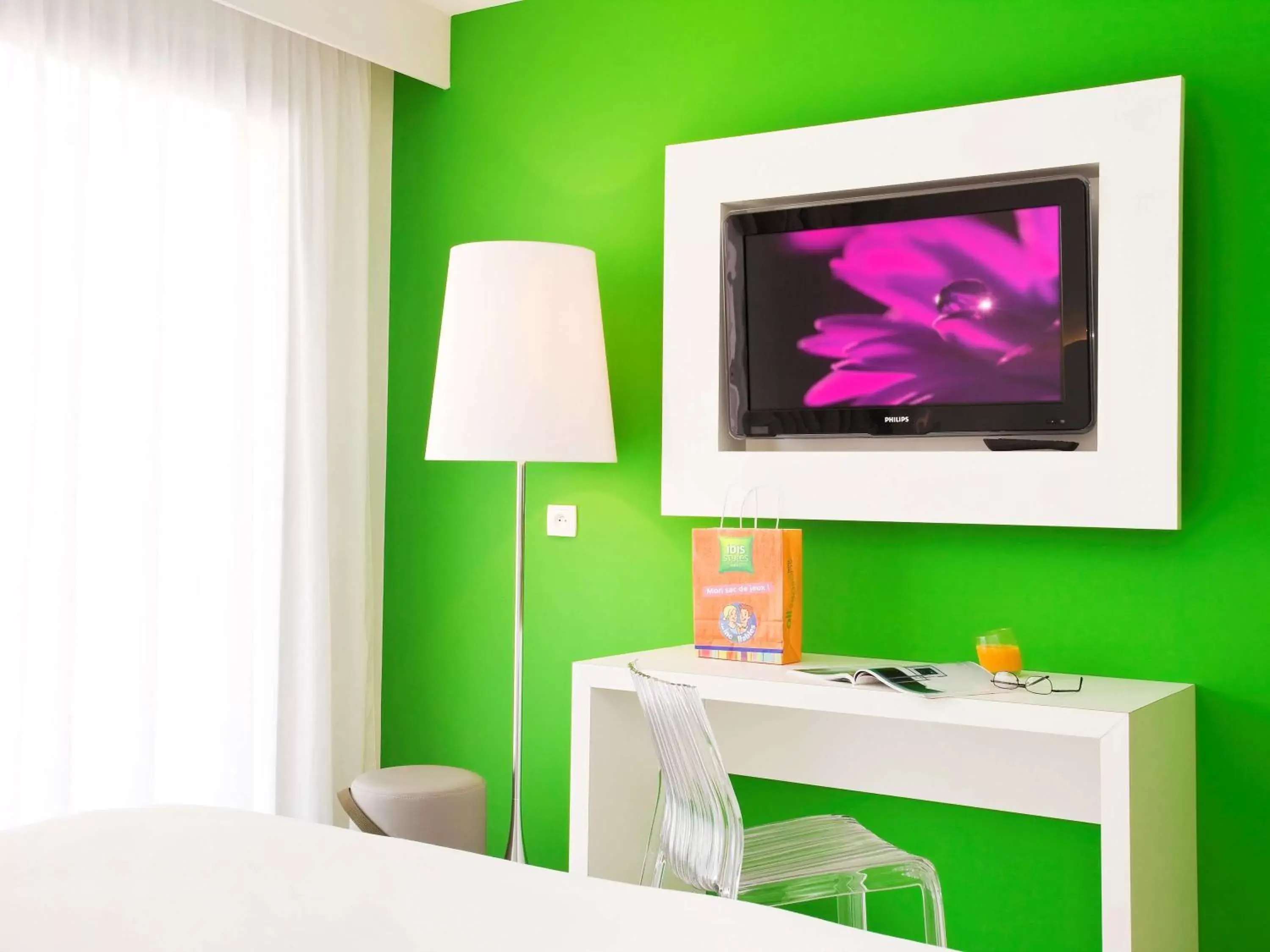 Photo of the whole room in Ibis Styles Menton Centre