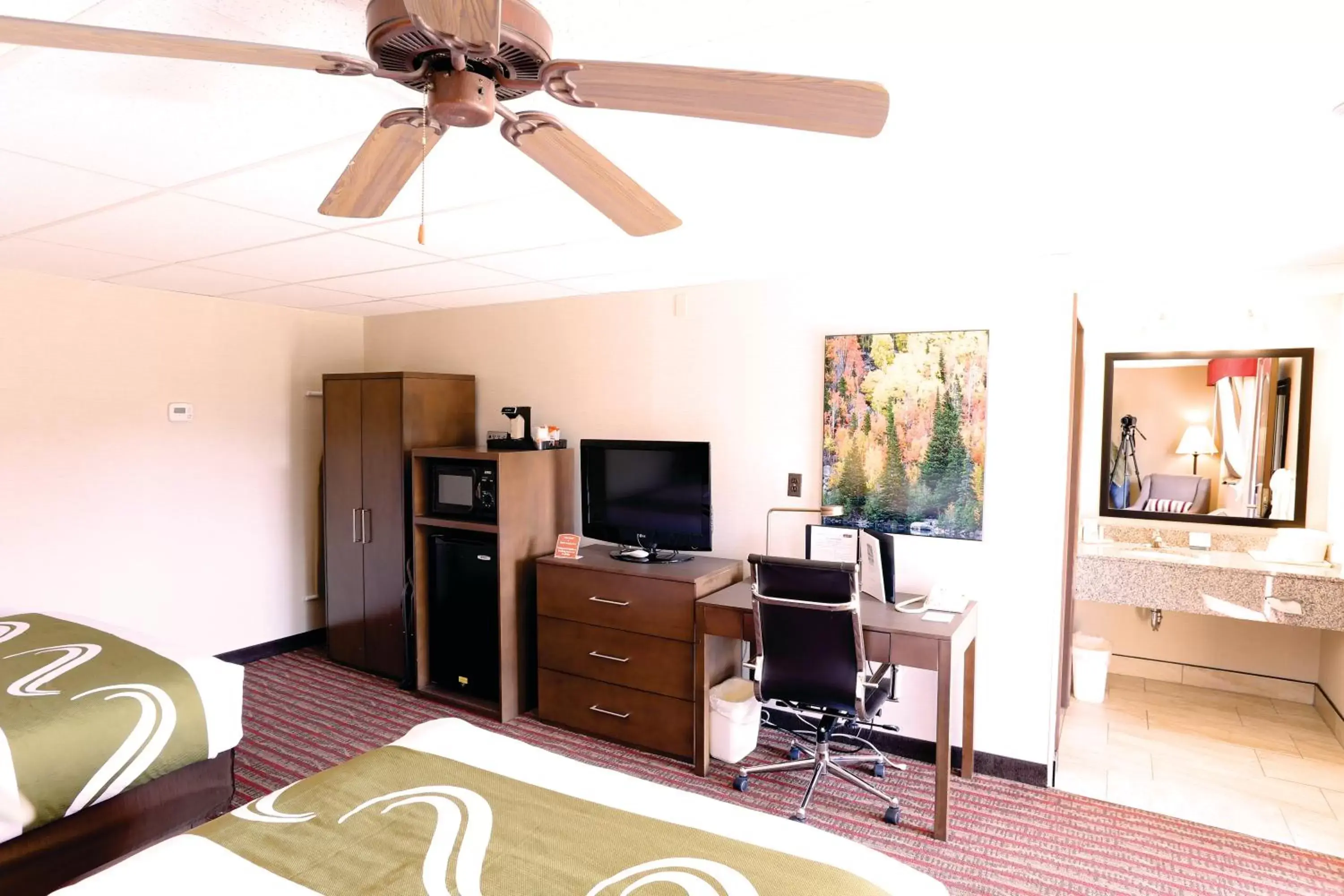 Photo of the whole room, TV/Entertainment Center in Quality Inn near Rocky Mountain National Park