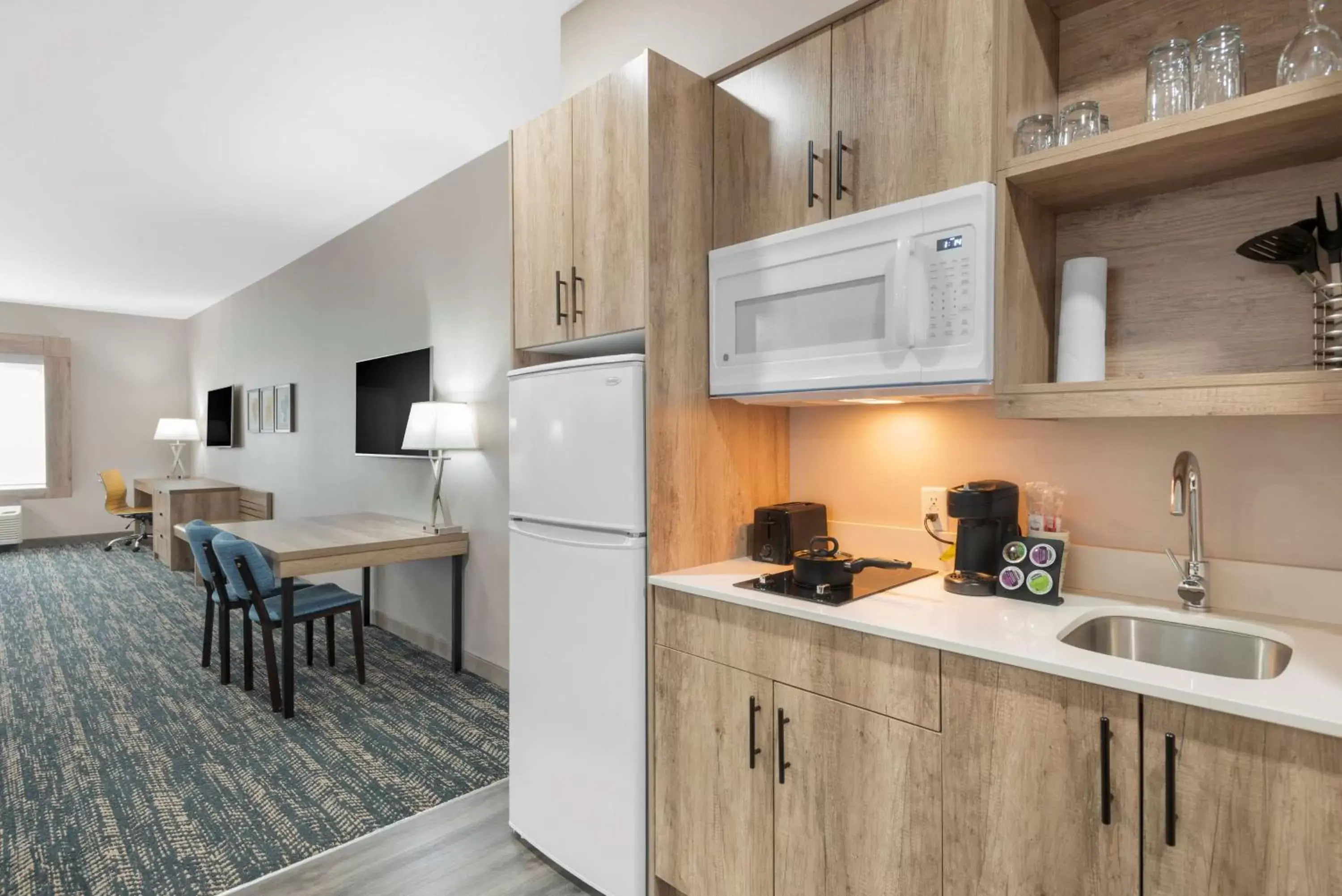 Bedroom, Kitchen/Kitchenette in Best Western Premier Executive Residency Medicine Hat