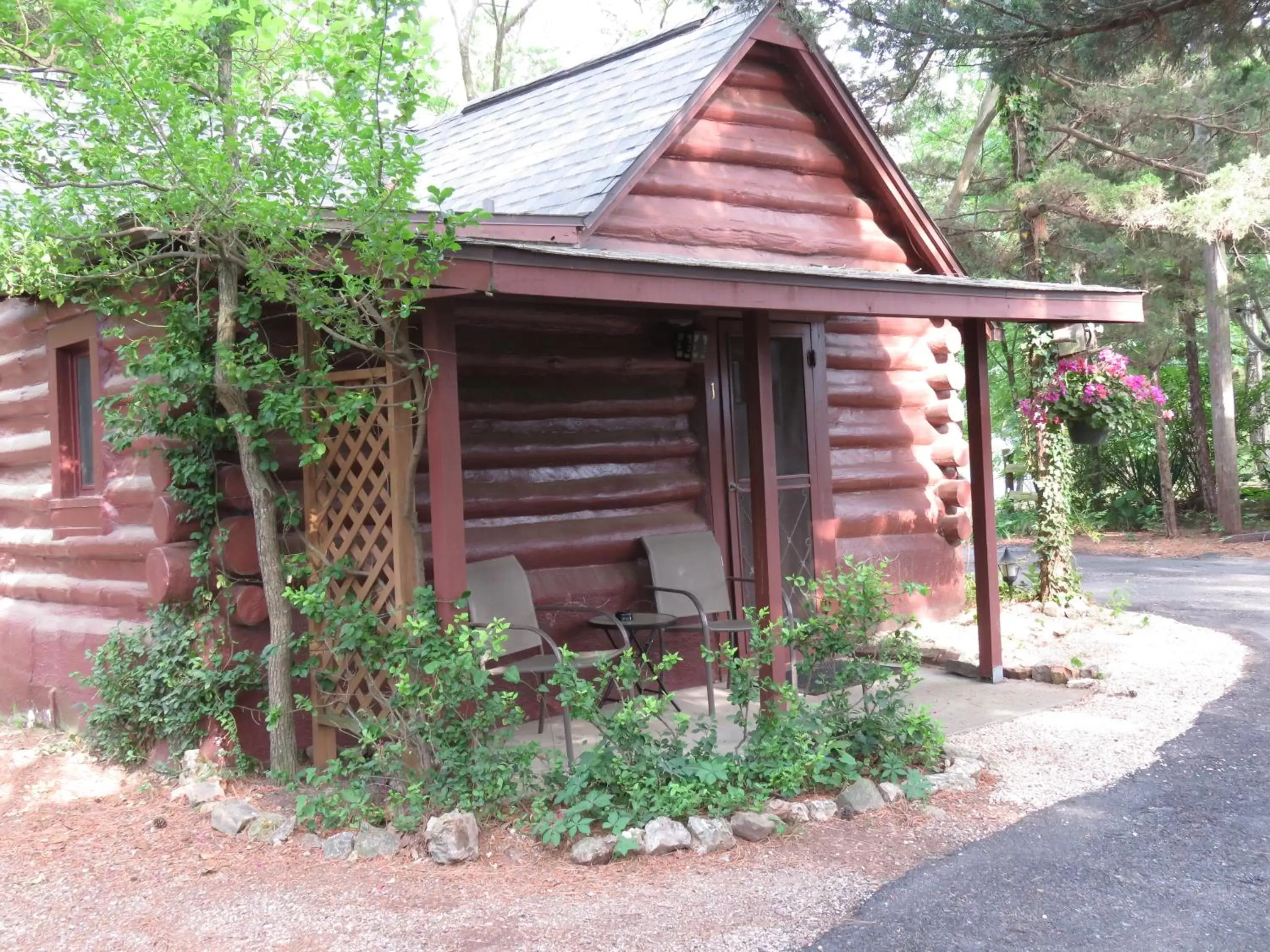 Property Building in Tall Pines Inn