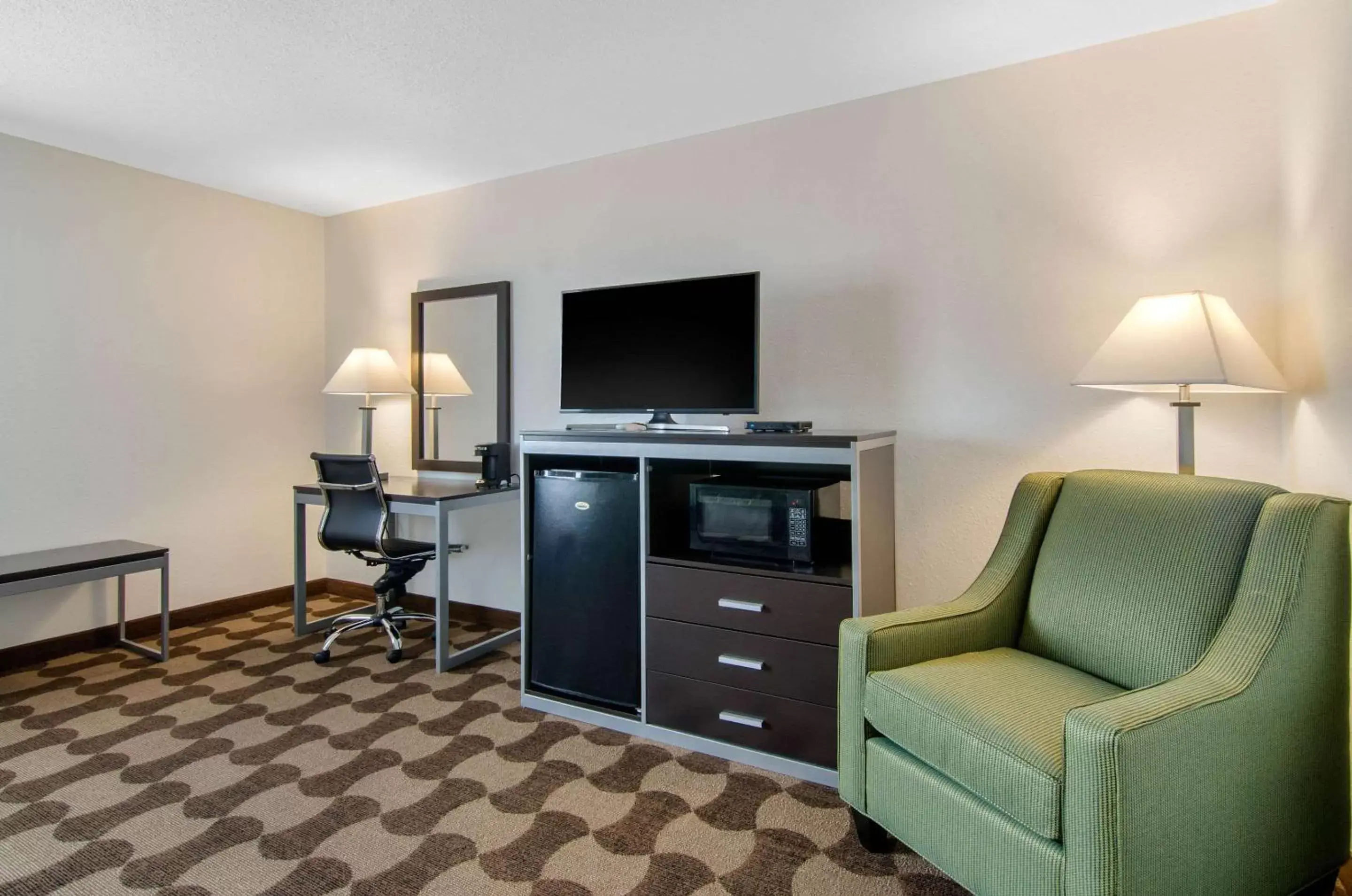 Bedroom, TV/Entertainment Center in Quality Inn