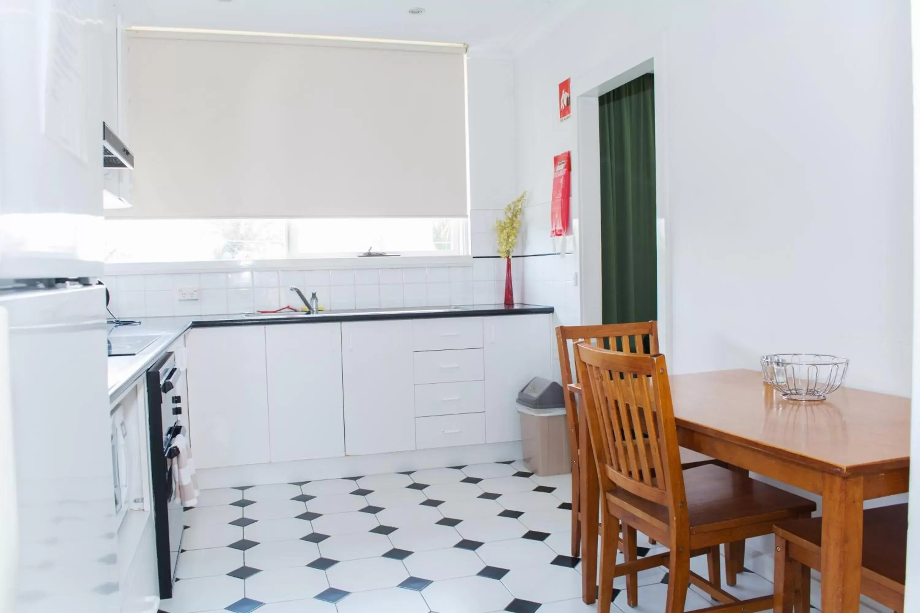 Kitchen/Kitchenette in Alexander Motor Inn