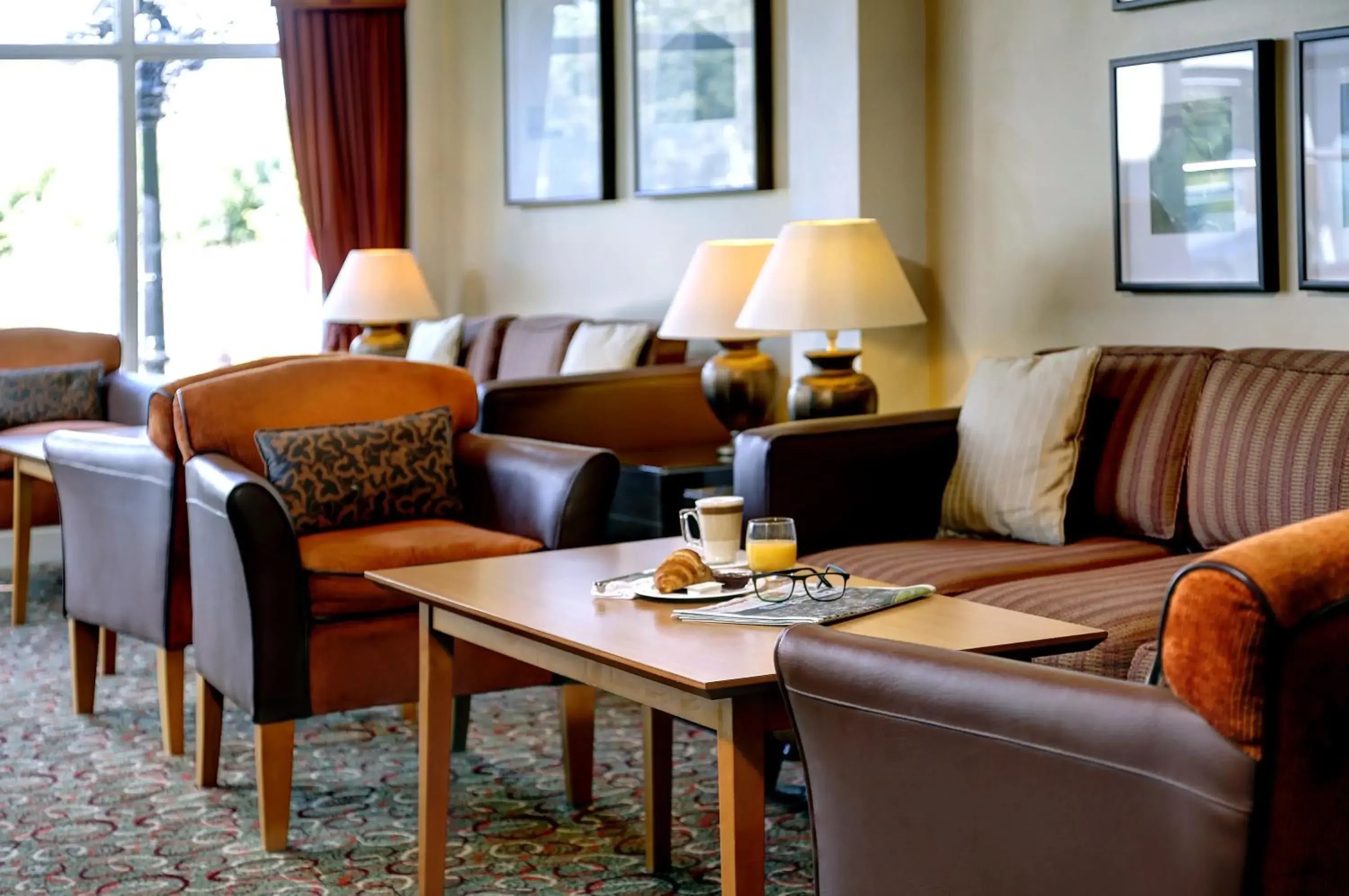 Lounge or bar, Seating Area in Best Western Plus Milford Hotel