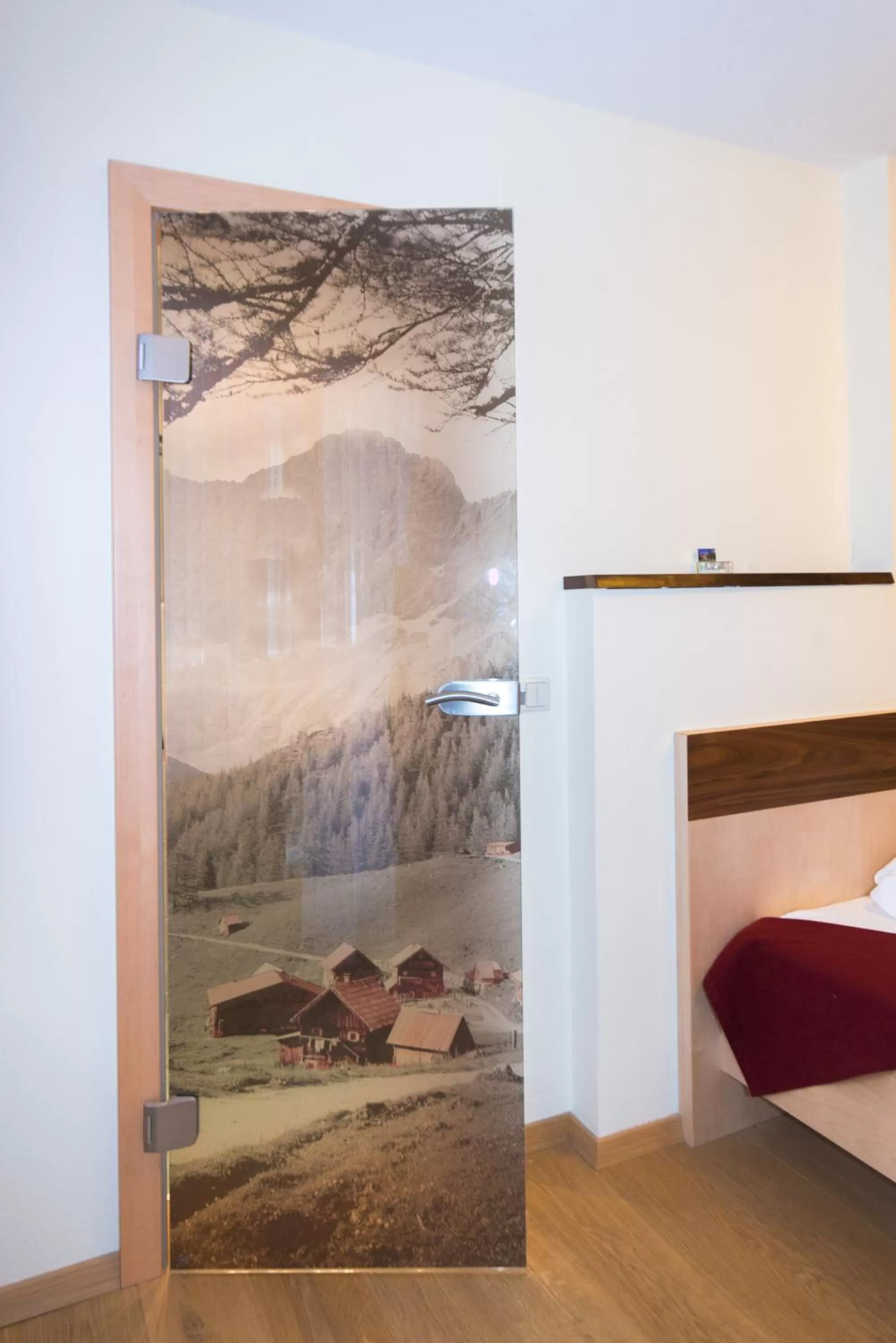 Shower, Bed in Hotel Rösslhof