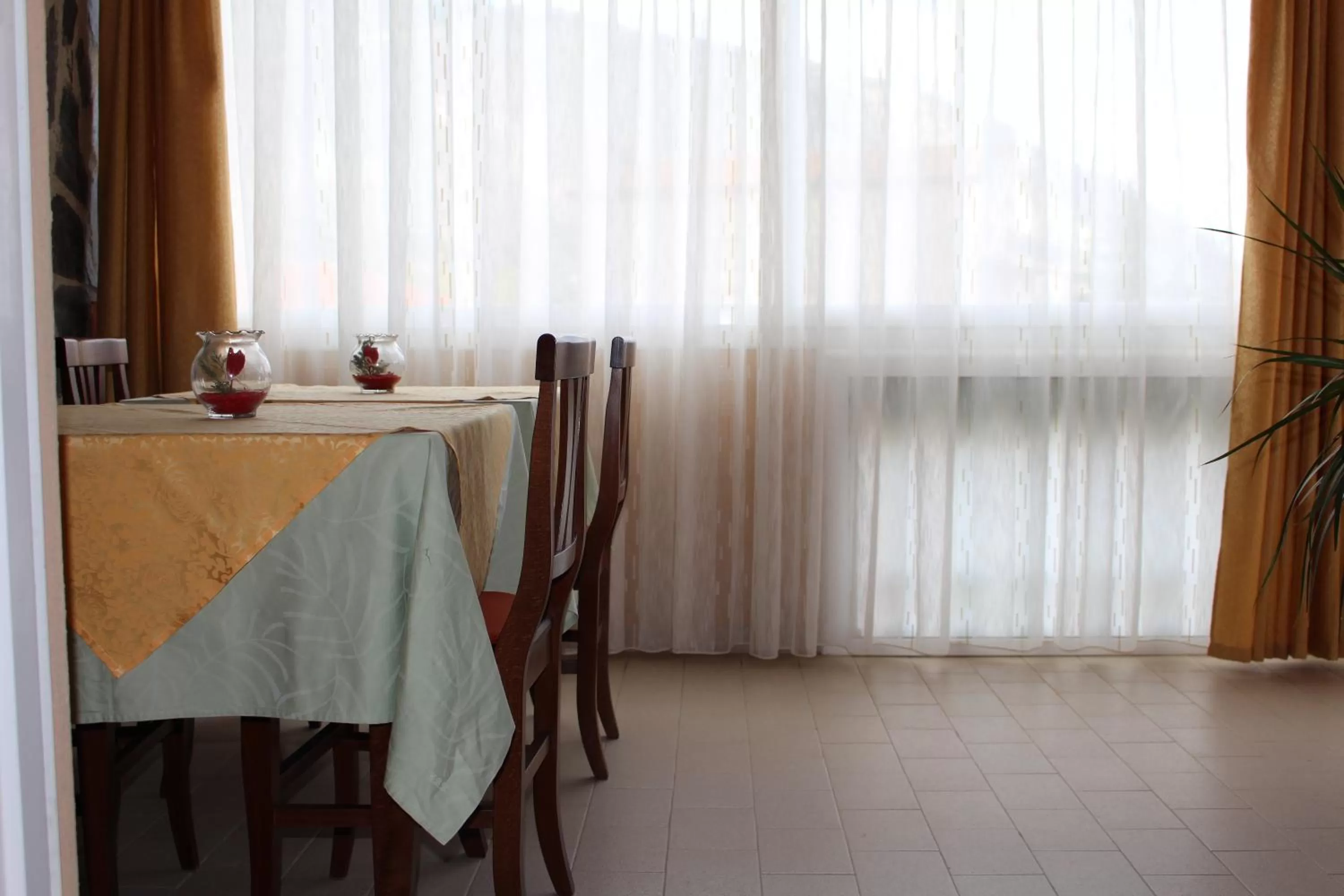 Communal lounge/ TV room, Dining Area in B&B Esperança