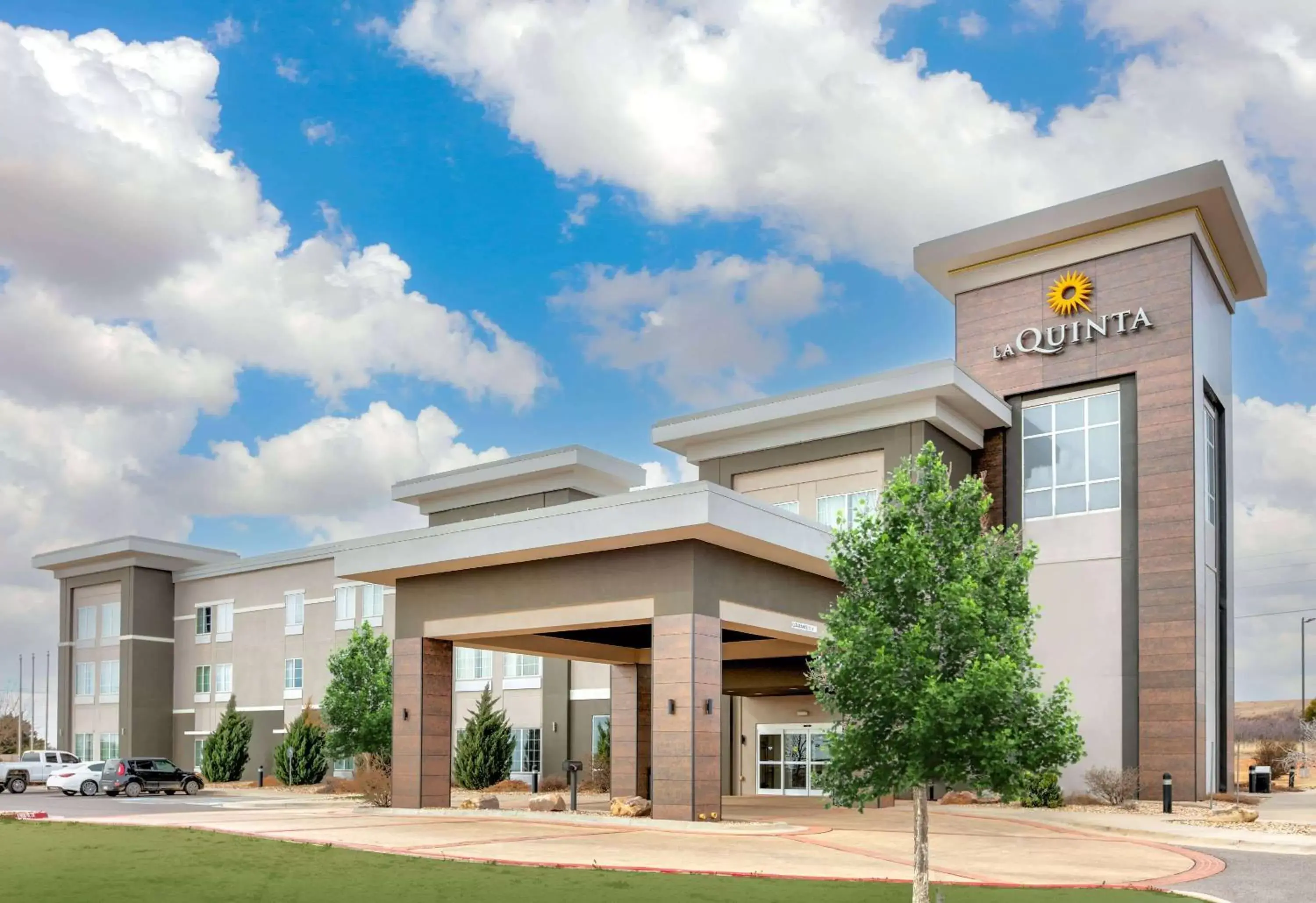 Property building in La Quinta by Wyndham Clinton Historic Route 66 Property building in La Quinta by Wyndham Clinton Historic Route 66