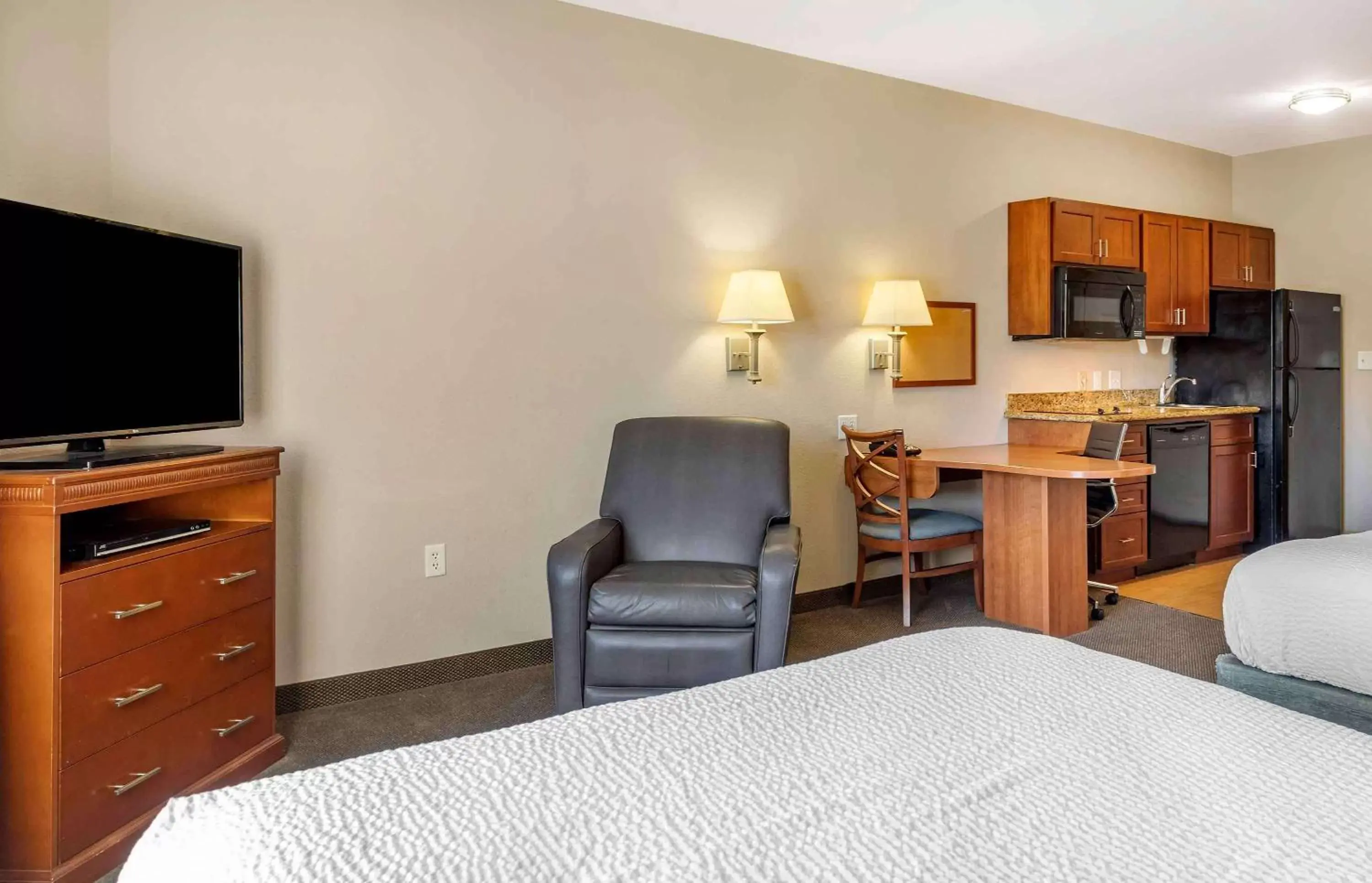 Bedroom, TV/Entertainment Center in Extended Stay America Suites - Houston - Kingwood