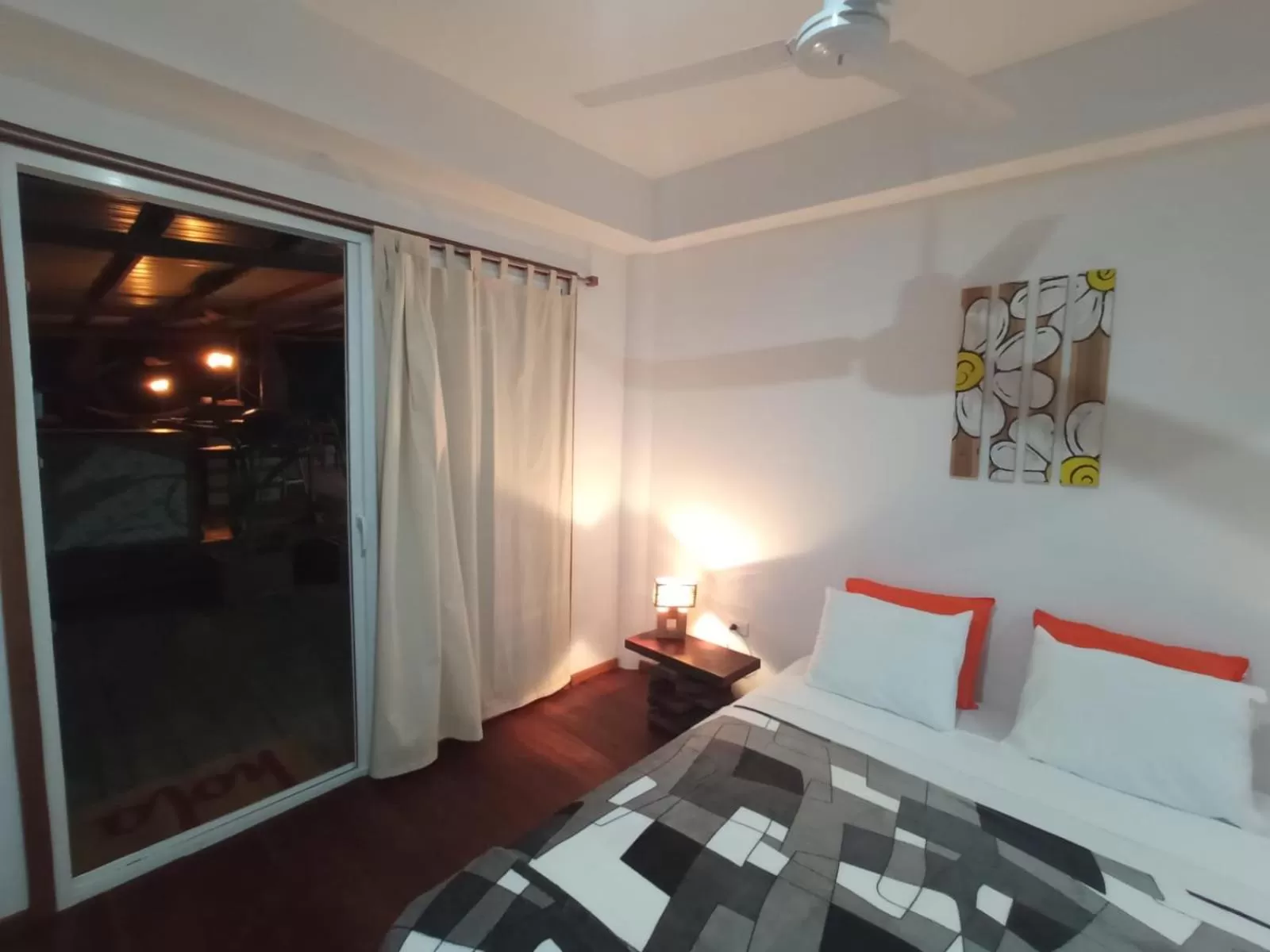 Bed in La Luciernaga Big Creek