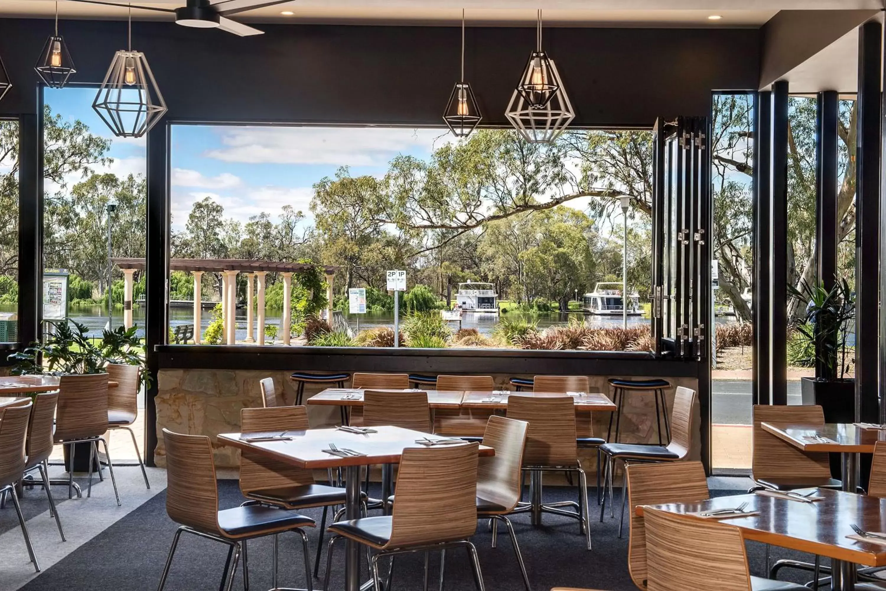 Restaurant/places to eat in Berri Hotel Restaurant/places to eat in Berri Hotel