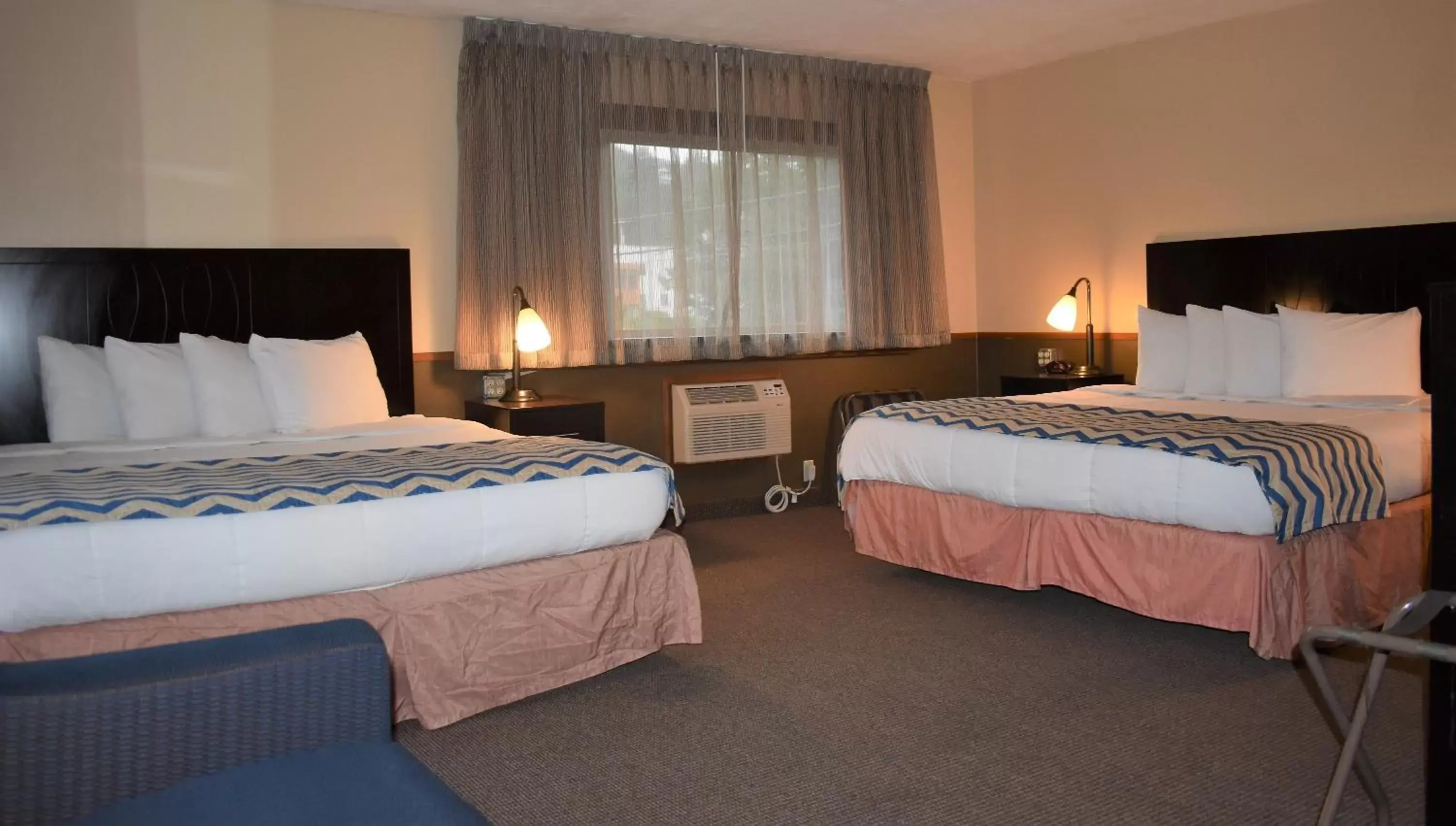 Photo of the whole room, Bed in SureStay Hotel by Best Western Portland City Center