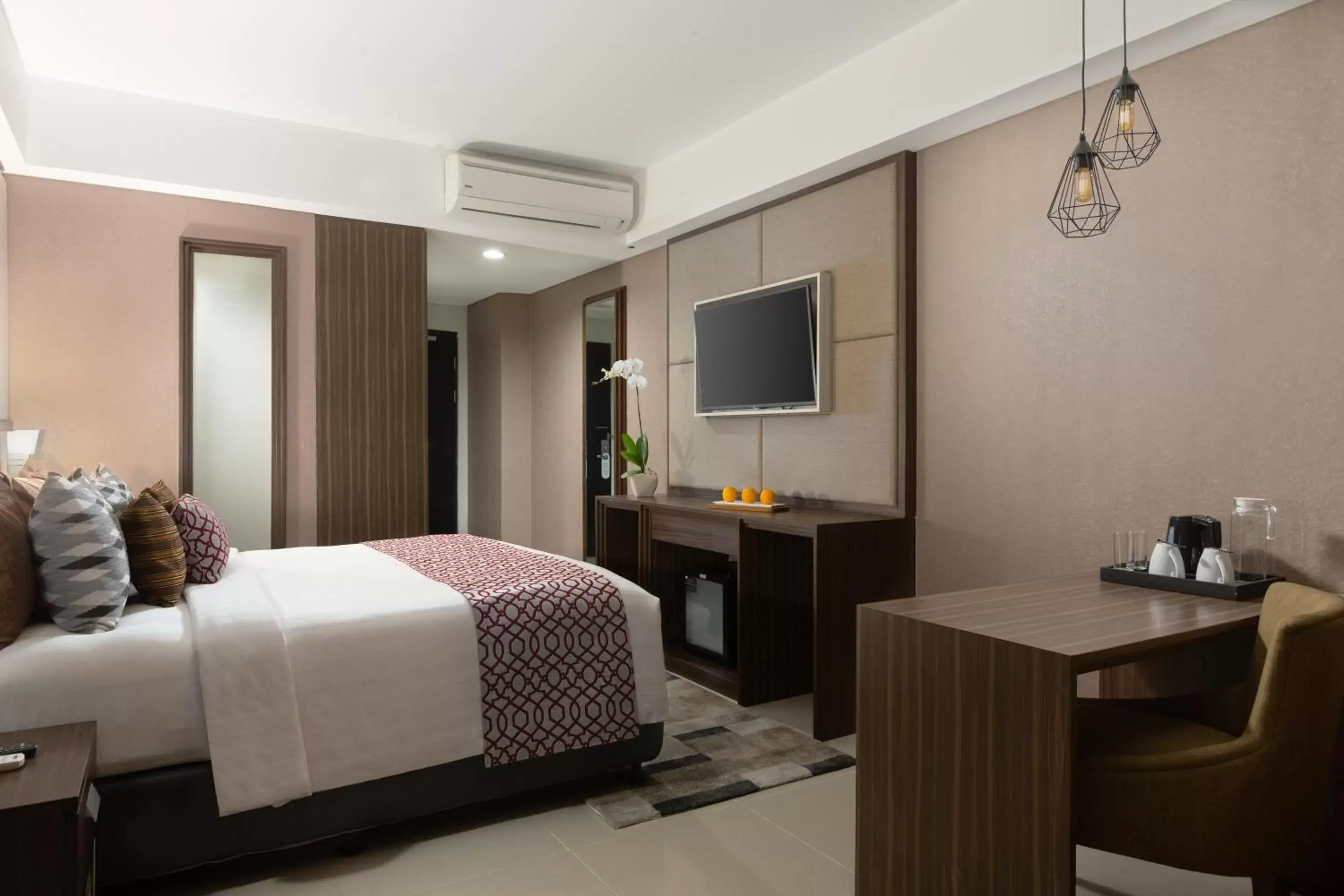 Bed, TV/Entertainment Center in The Alana Hotel & Conference Center Malioboro Yogyakarta by ASTON