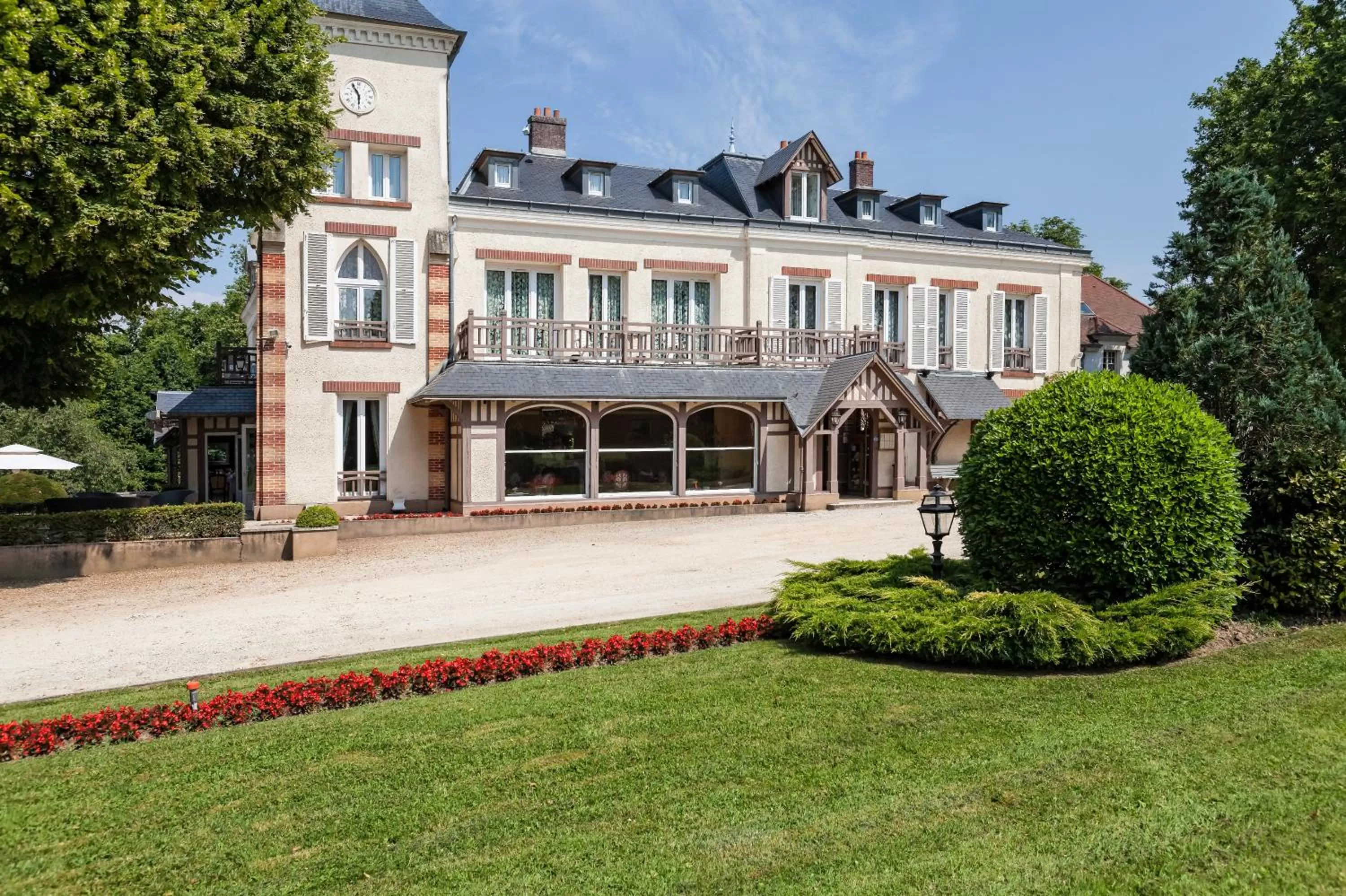 Facade/entrance in Château Des Bondons EI