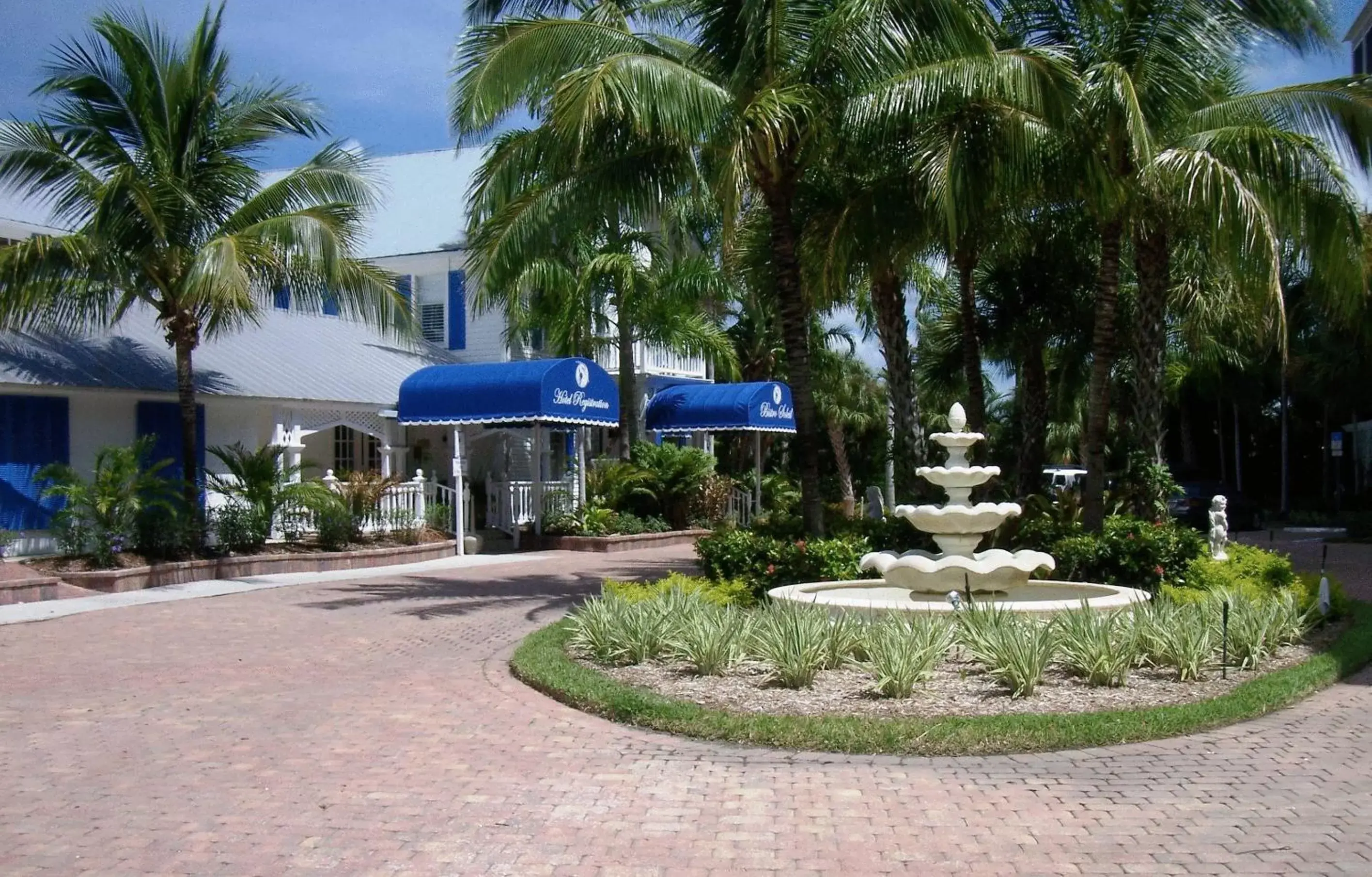 Facade/entrance in Olde Marco Island Inn and Suites Facade/entrance in Olde Marco Island Inn and Suites
