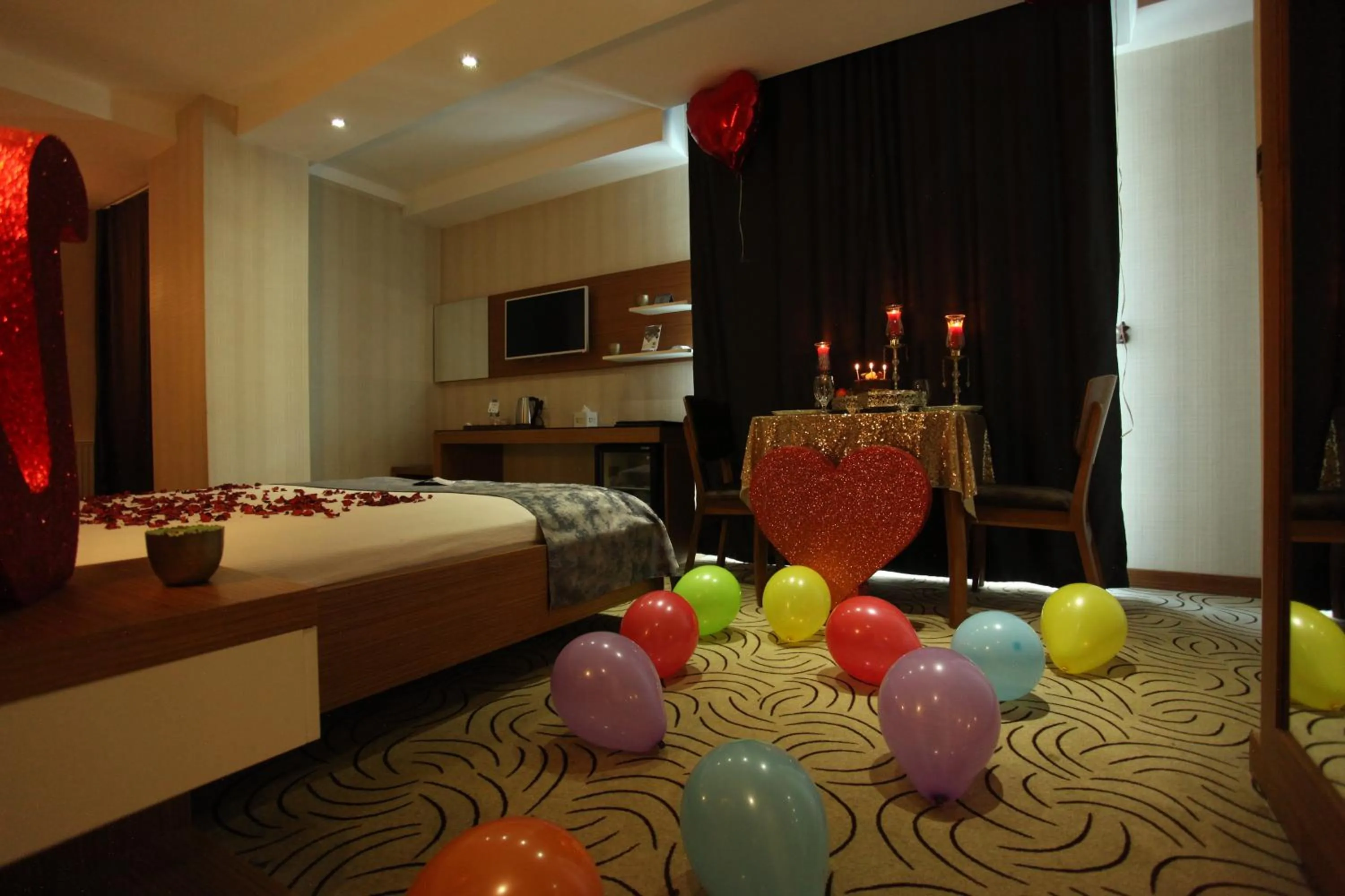 Photo of the whole room, Bed in Dies Hotel