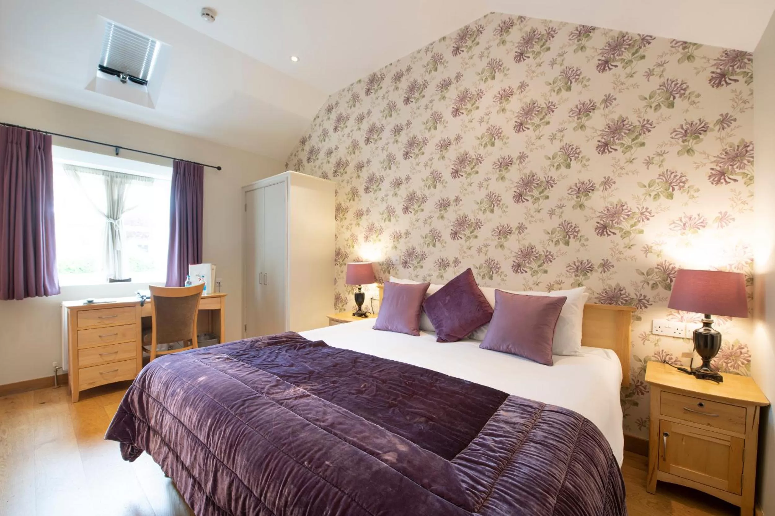 Bedroom, Bed in The Red Lion Hinxton