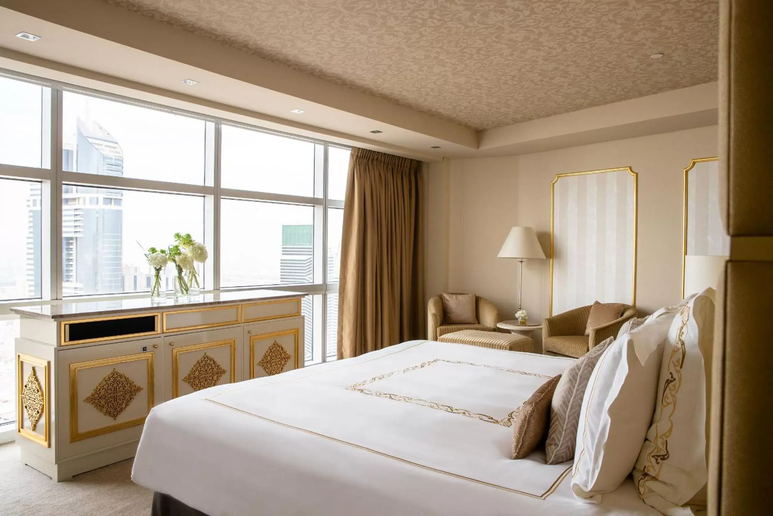 Bedroom, Bed in Jumeirah Emirates Towers