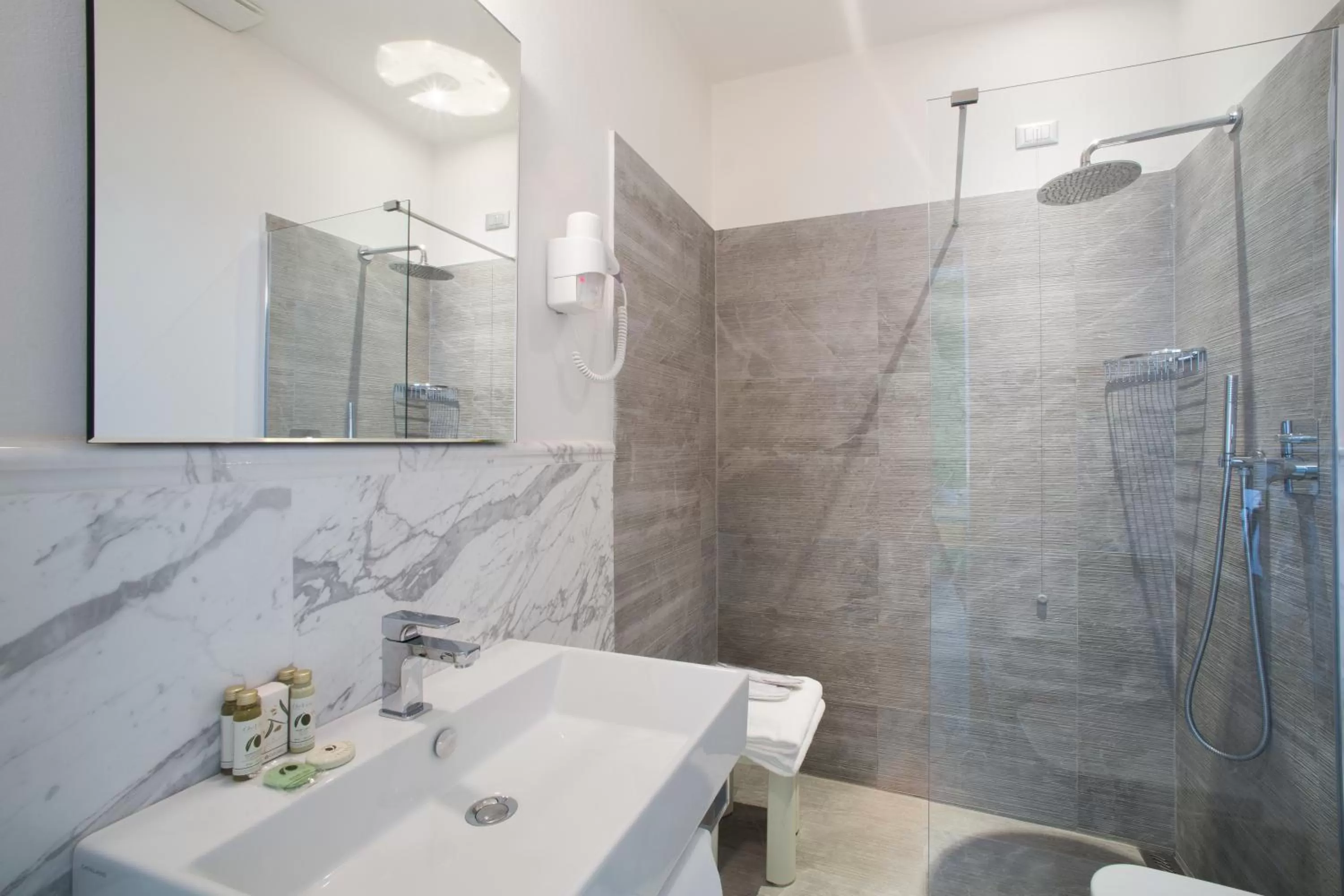 Shower in Hotel Boston