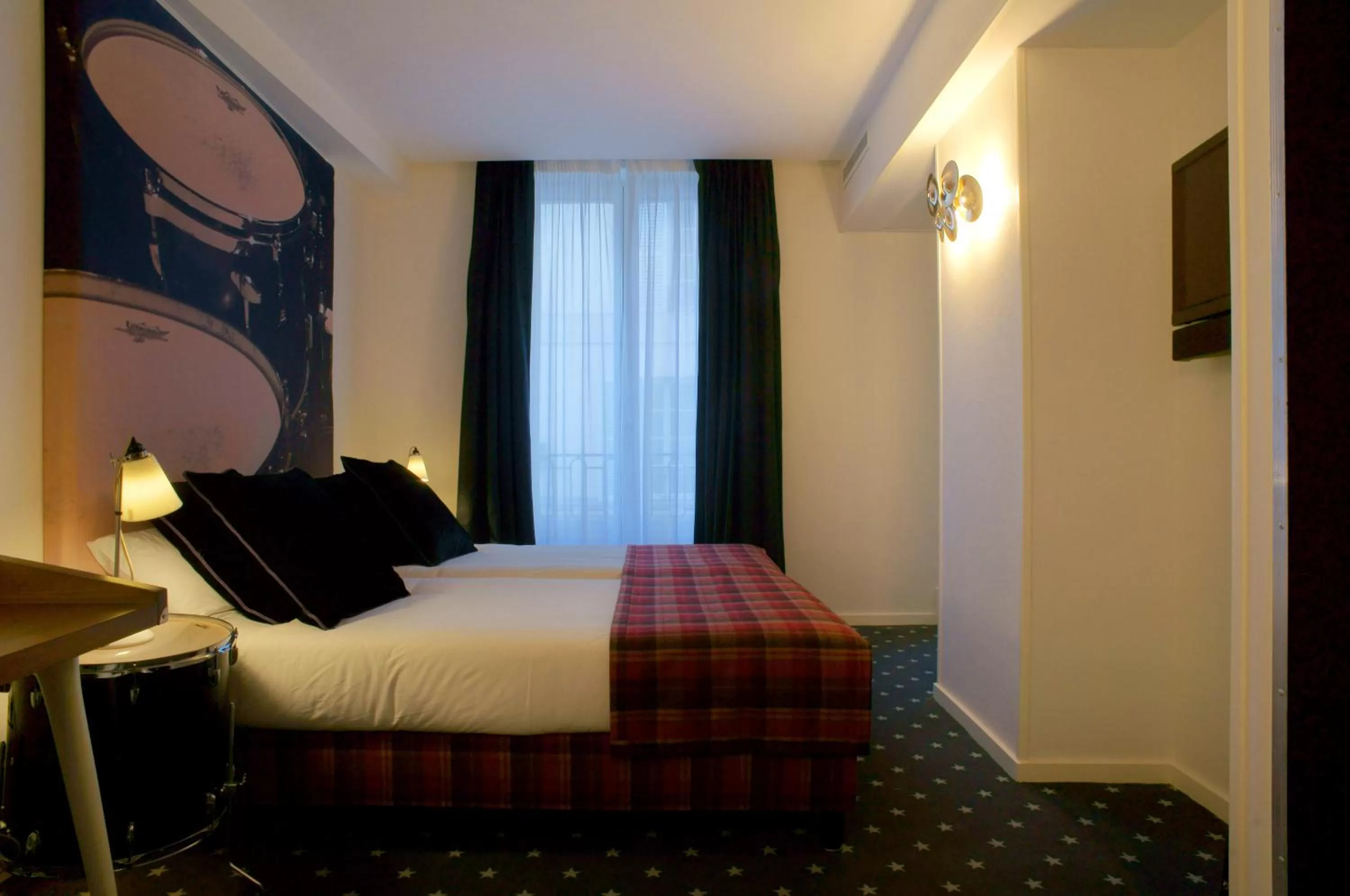Photo of the whole room, Bed in Hôtel du Triangle d'Or
