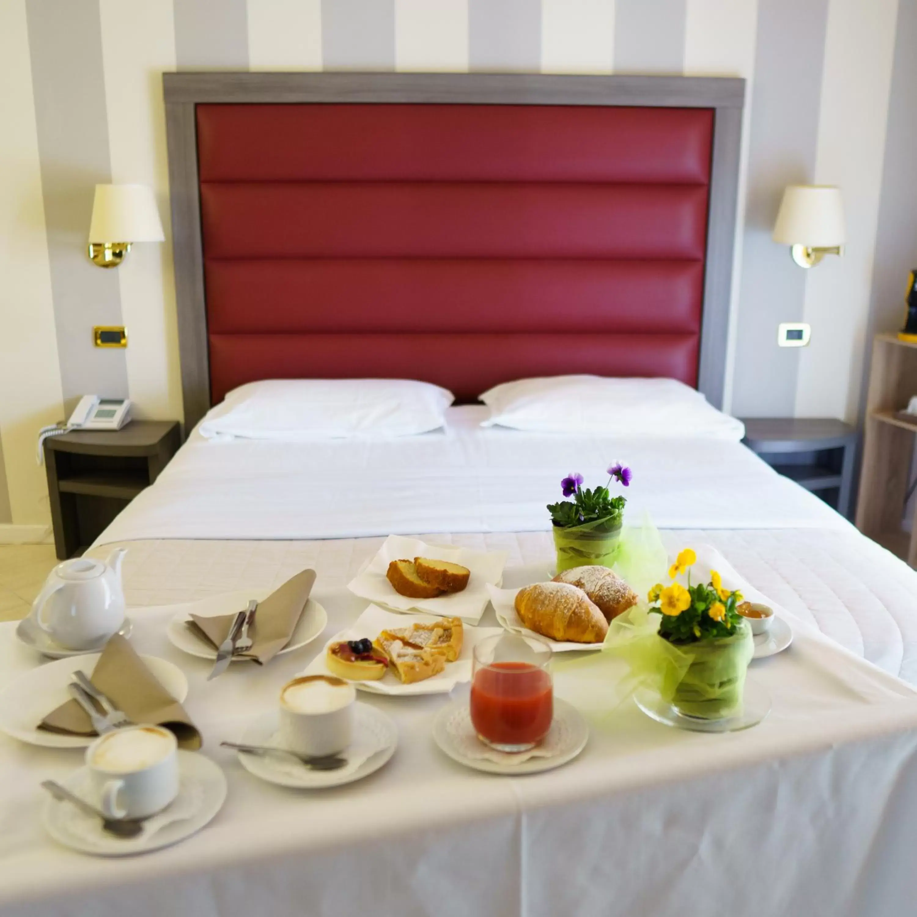 Breakfast, Bed in Grand Hotel Elite