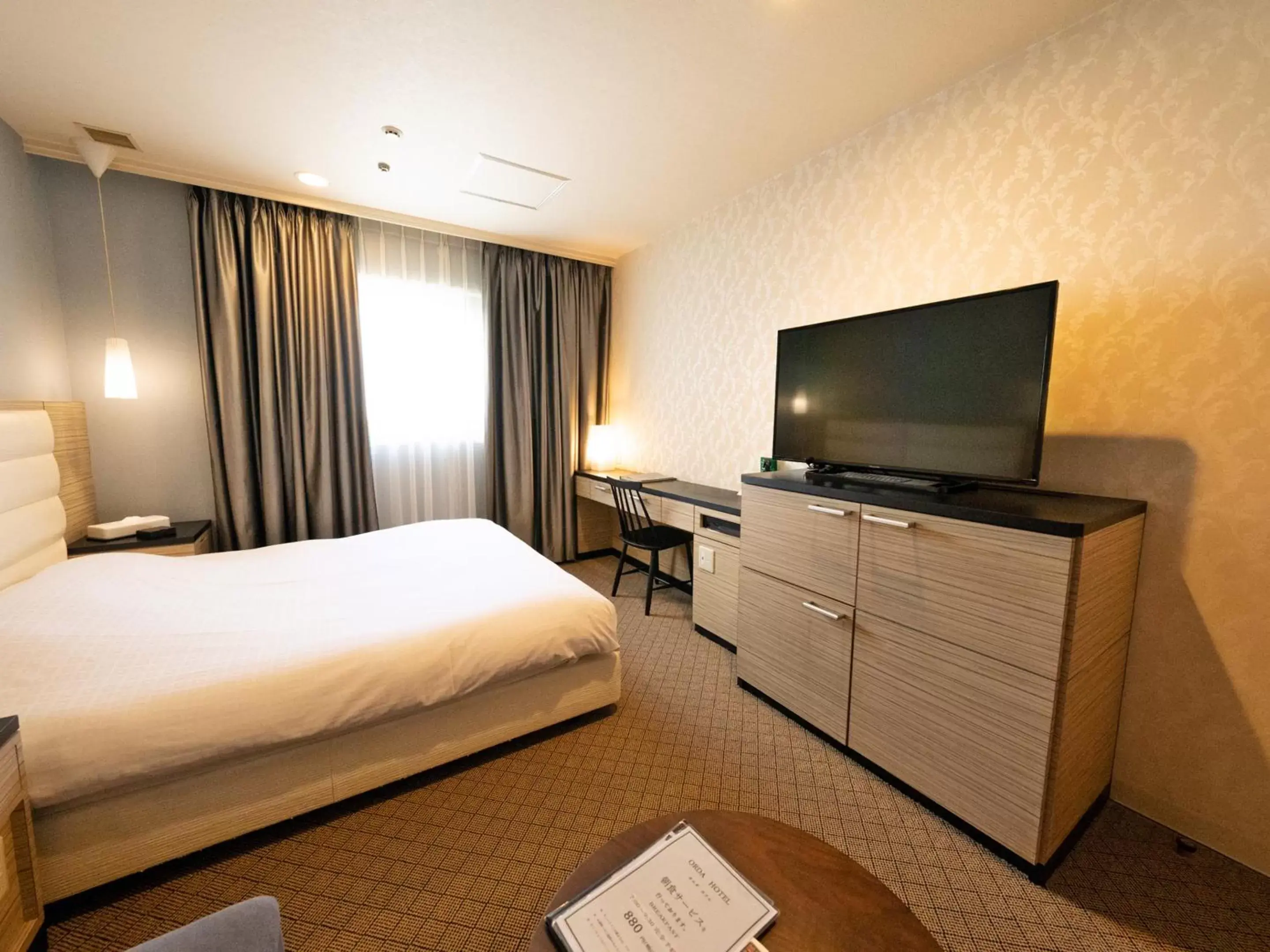 Bed, TV/Entertainment Center in ORDA HOTEL