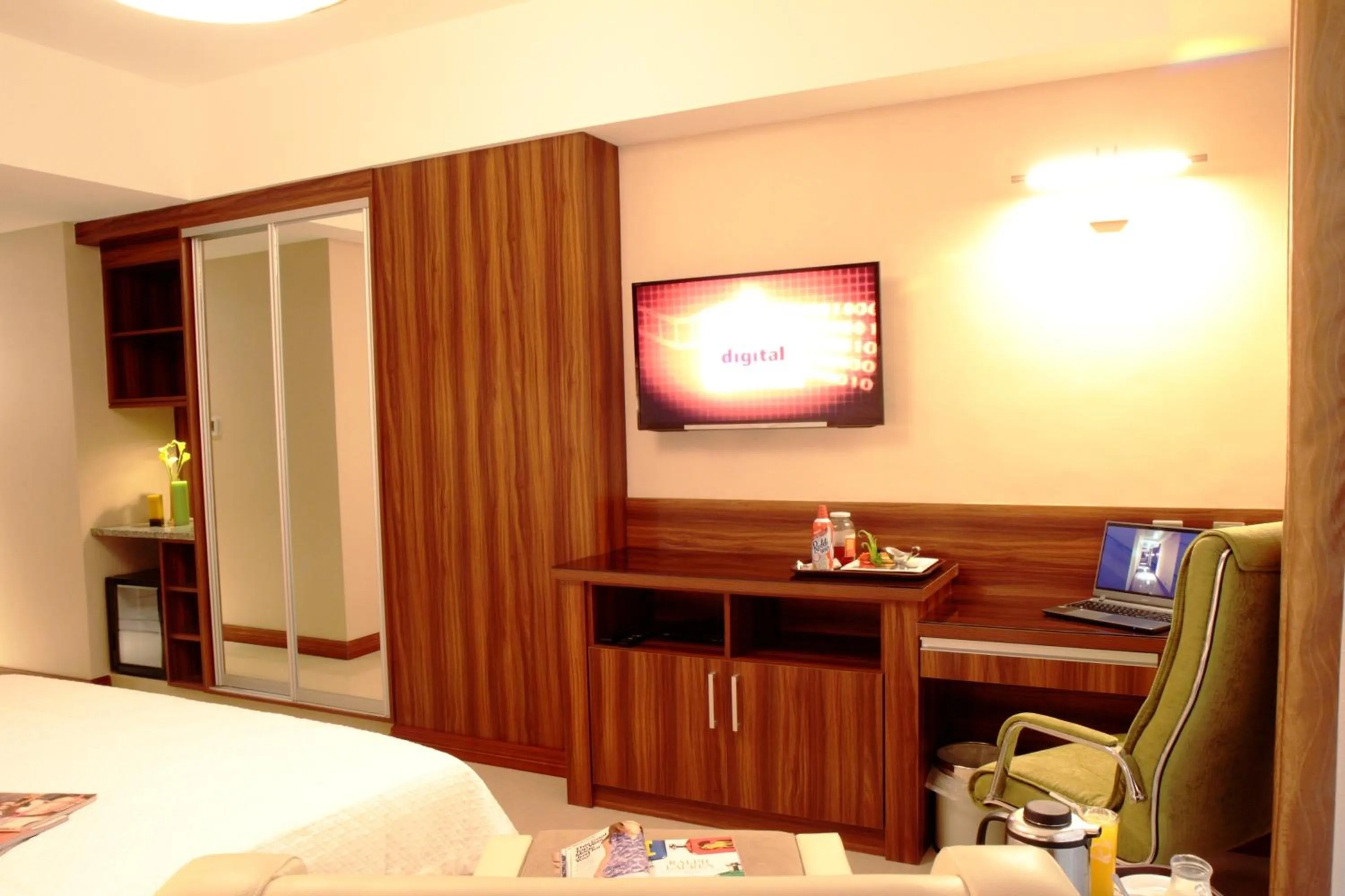 TV and multimedia, Bed in Central Park Tower Resort