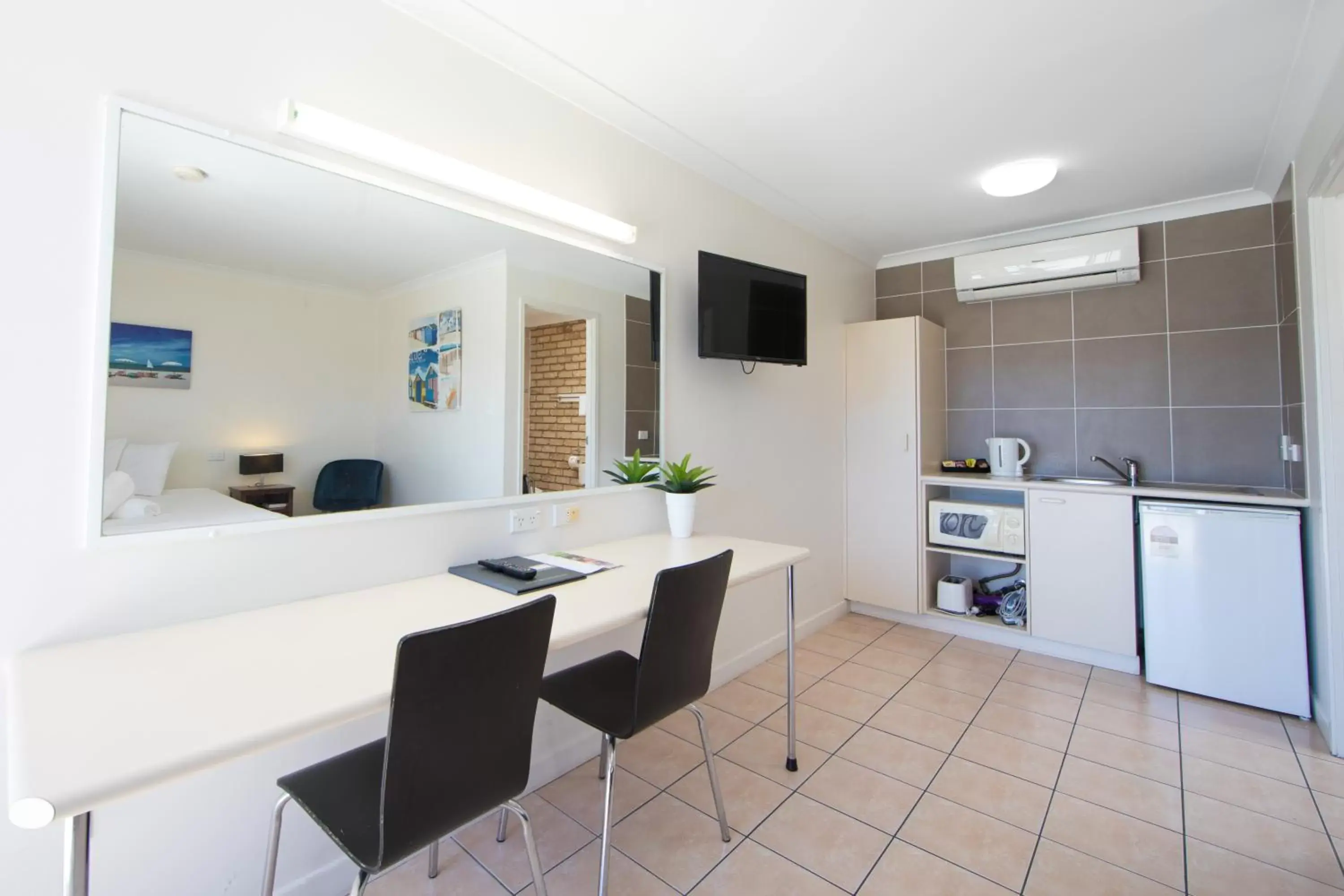 Kitchen or kitchenette, Kitchen/Kitchenette in Caboolture Motel