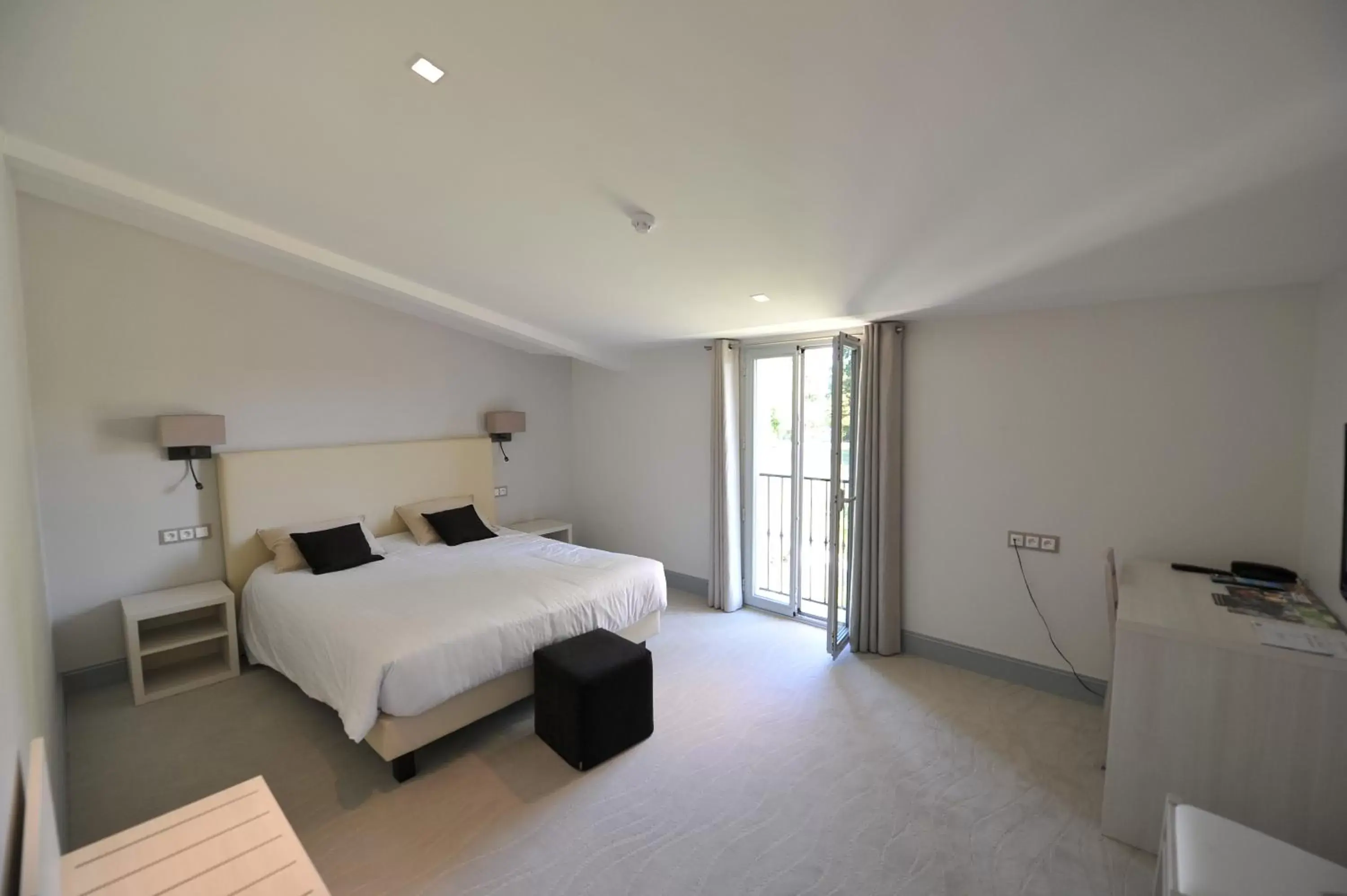 Bedroom, Bed in Logis- Hôtel Spa Restaurant l'Epicurial Bedroom, Bed in Logis- Hôtel Spa Restaurant l'Epicurial