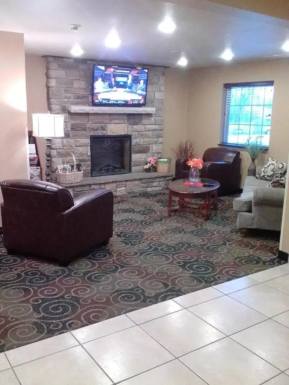 Lobby or reception, TV/Entertainment Center in Cobblestone Hotel & Suites - Salem