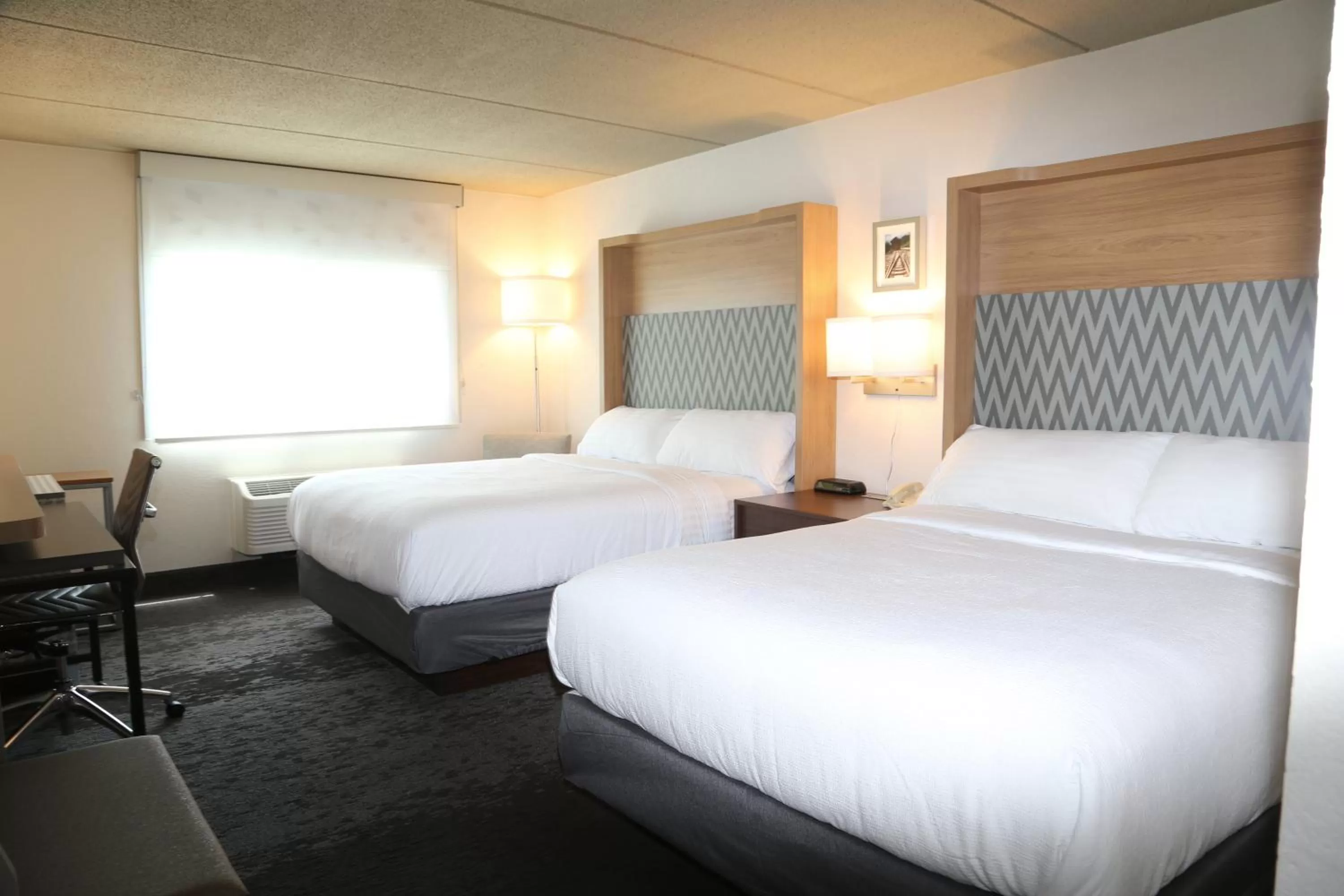 Photo of the whole room, Bed in Holiday Inn Salem by IHG